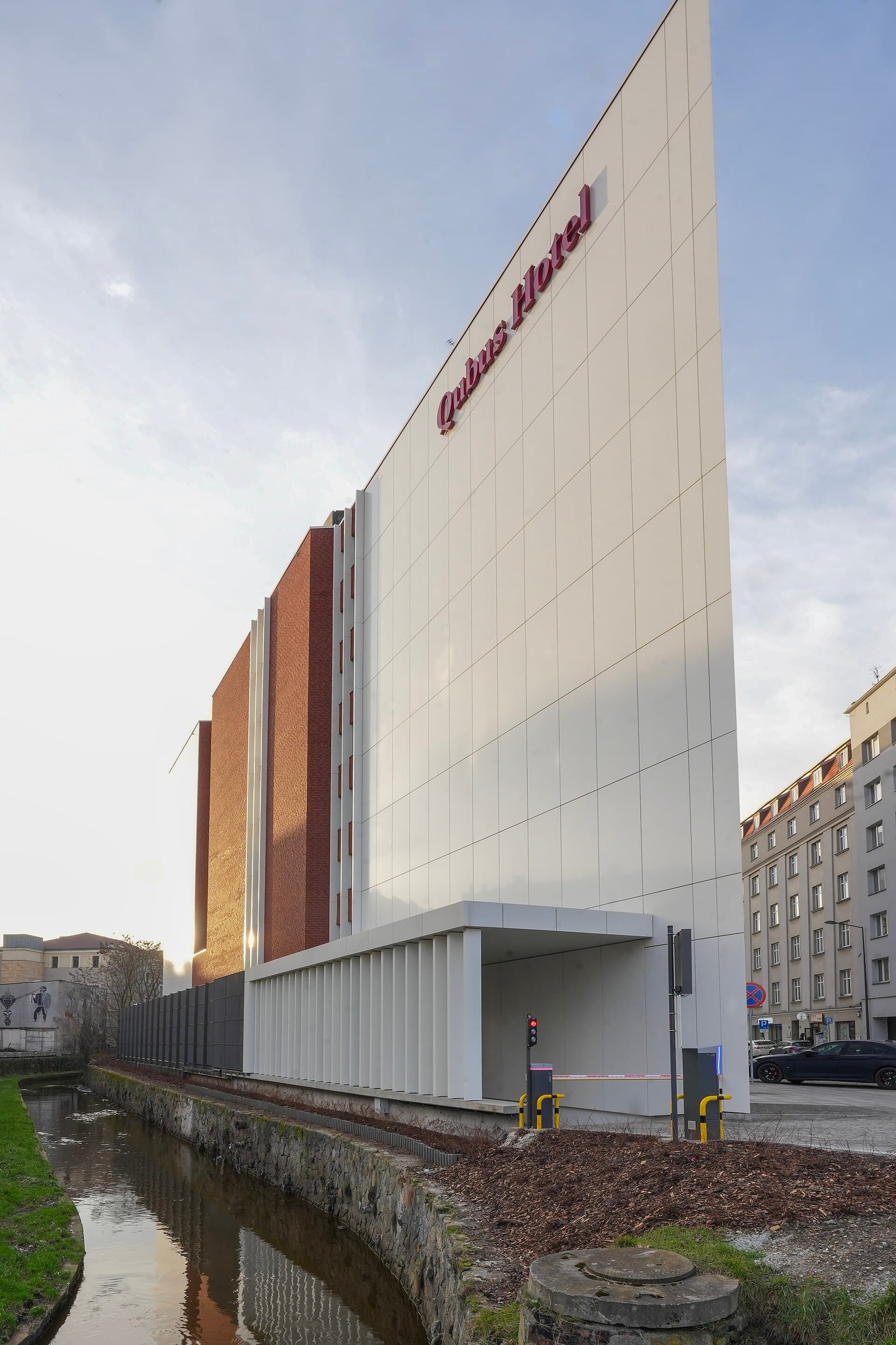 Qubus Hotel Katowice (via Wikimedia Commons, CC BY 4.0)