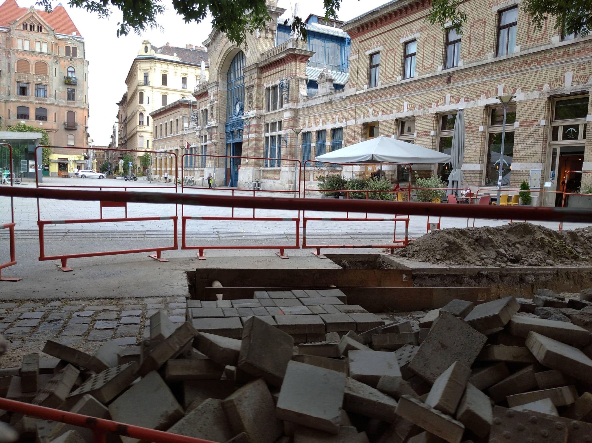 Street view near Art Photography Hostel, Csarnoknegyed — © grozsa11 (CC BY-SA · Mapillary)