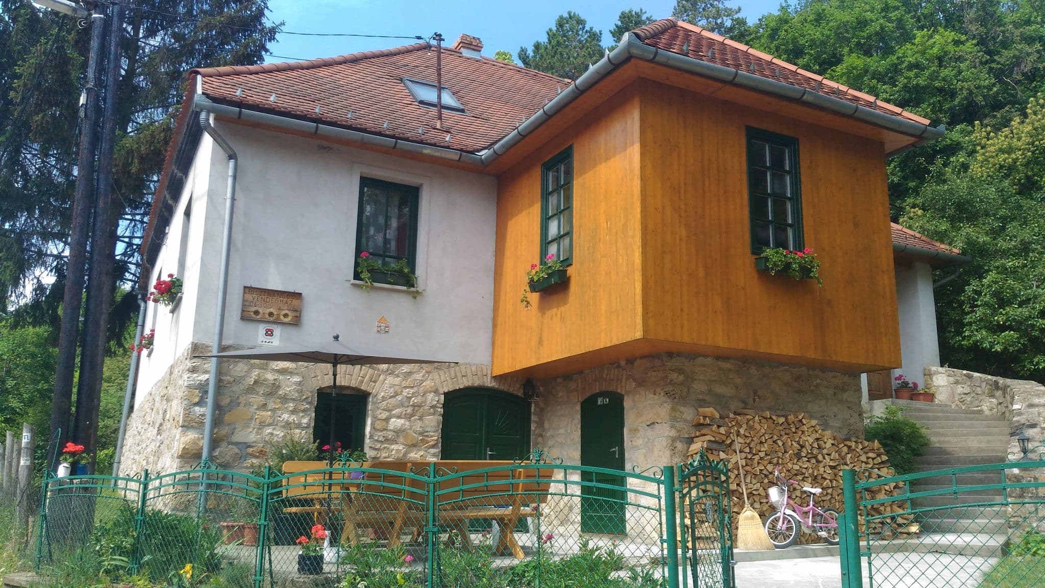 Street view near Pisztrángos Vendégház, Mecseknádasd — © esandorhu (CC BY-SA · Mapillary)