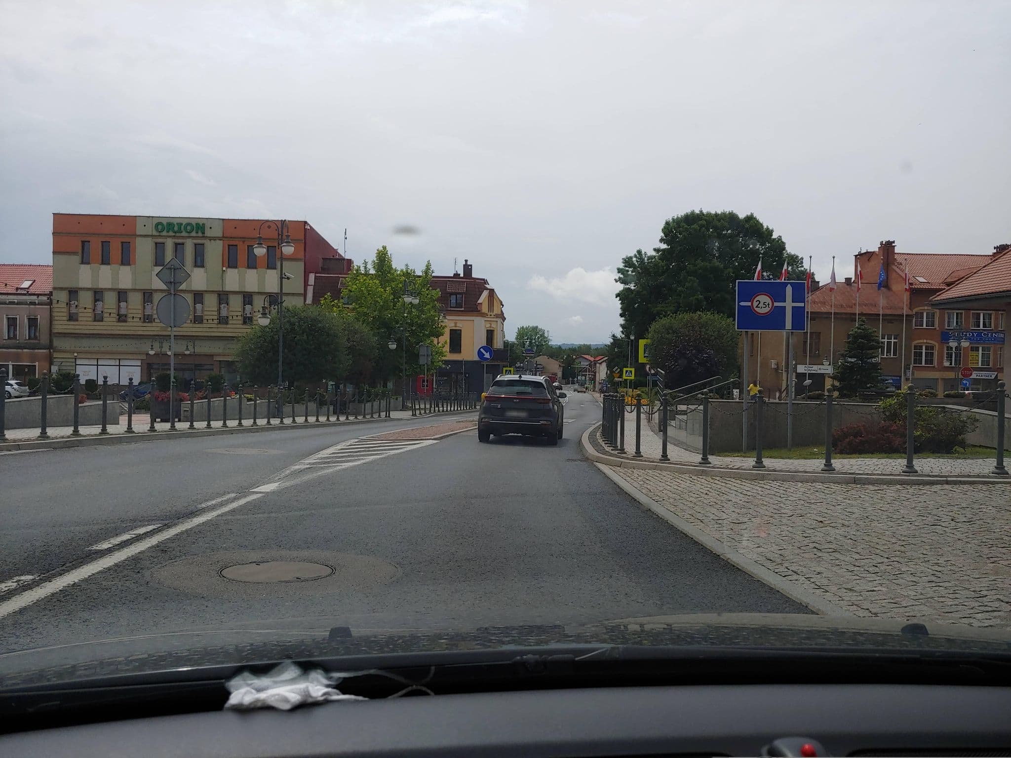 Street view near Dwór Zieleniewskich instytucja kultury, Trzebinia — © thewartek (CC BY-SA · Mapillary)