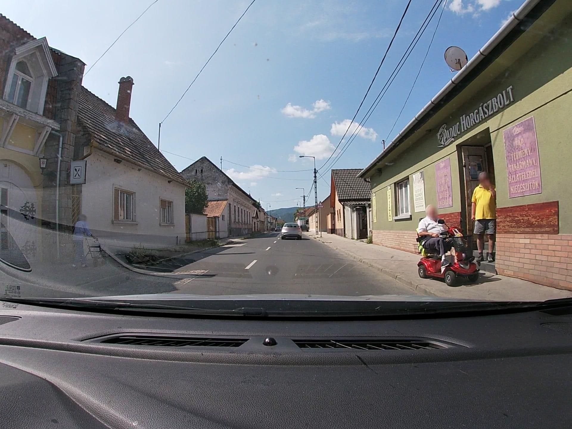 Street view near Hotel Fekete Sas, Nagymaros — © vst (CC BY-SA · Mapillary)