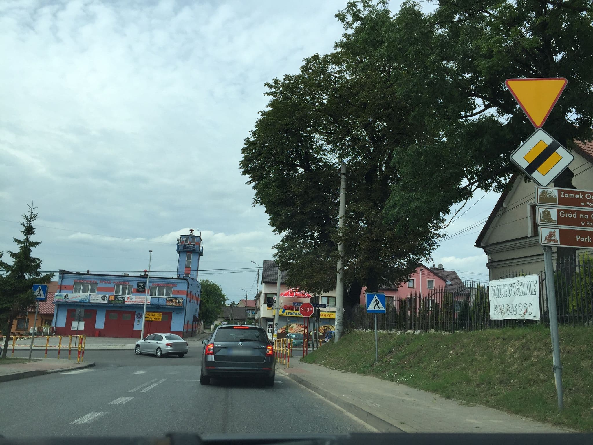 Street view near Pokoje Gościnne w Ratuszu, Ogrodzieniec — © richlv (CC BY-SA · Mapillary)