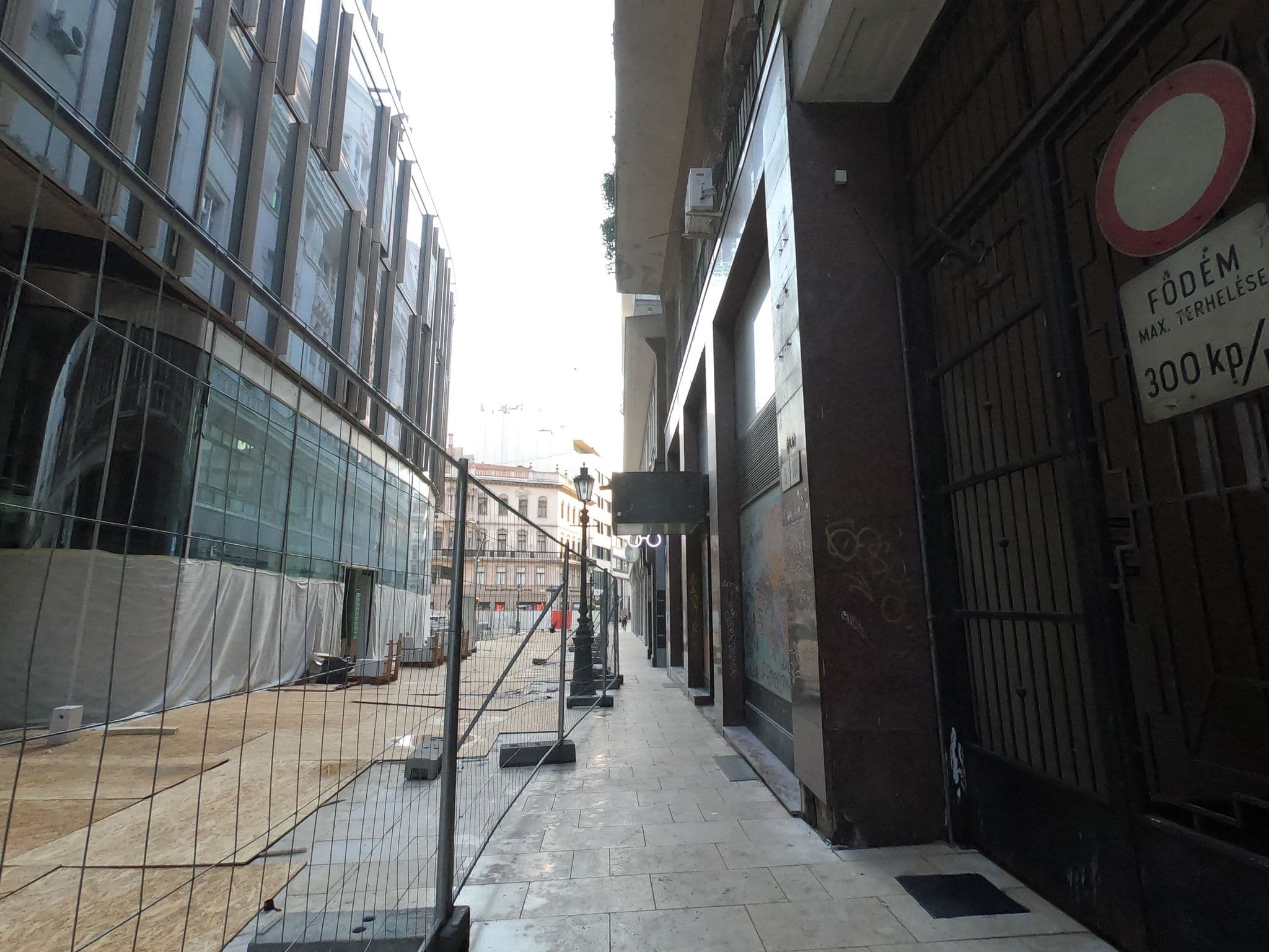 Street view near Hi5 Apartments Budapest, Budapest V. kerület — © richlv (CC BY-SA · Mapillary)