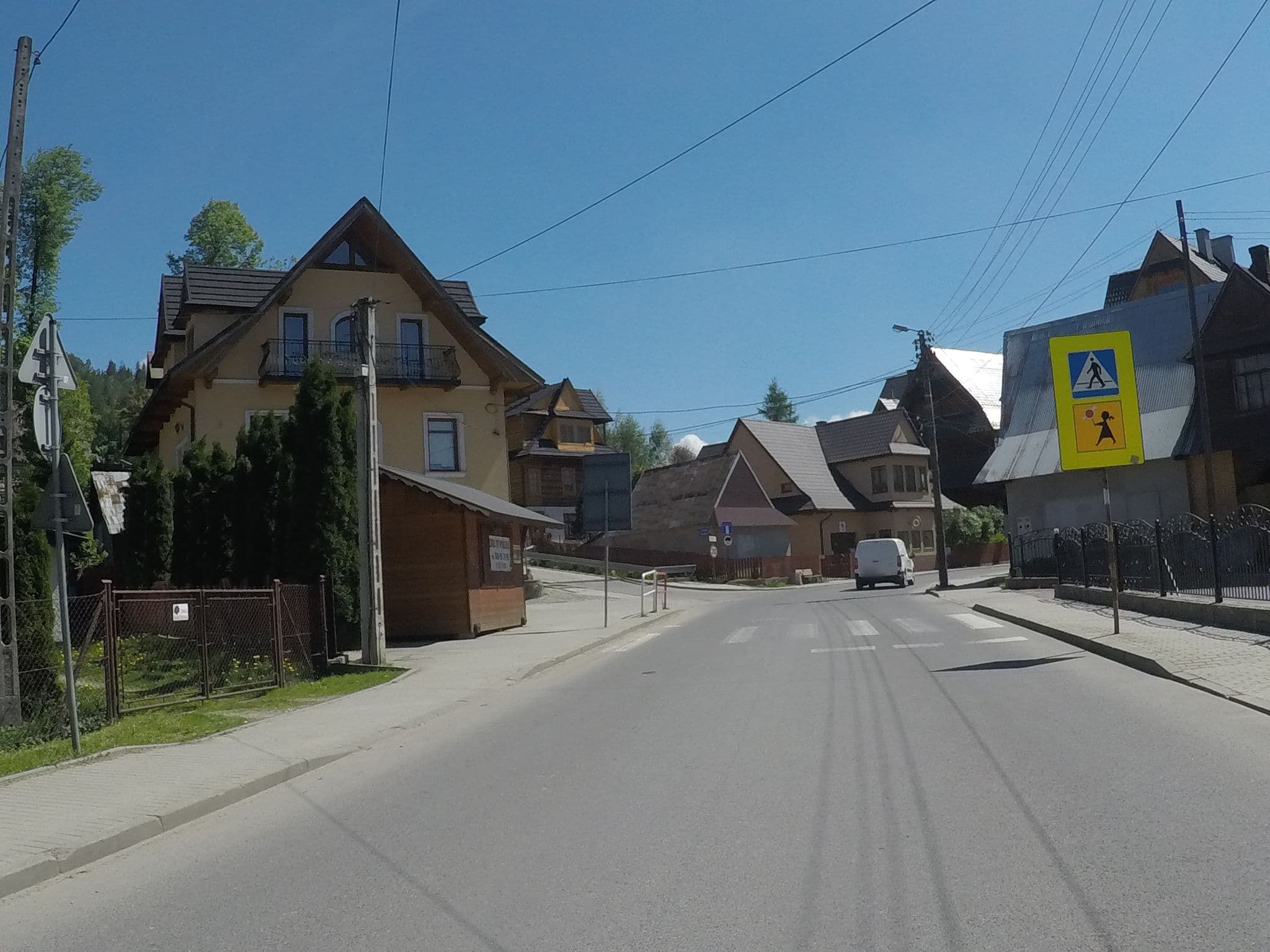Street view near Gał Halina wynajem pokoi, Poronin — © chrisbeddow (CC BY-SA · Mapillary)