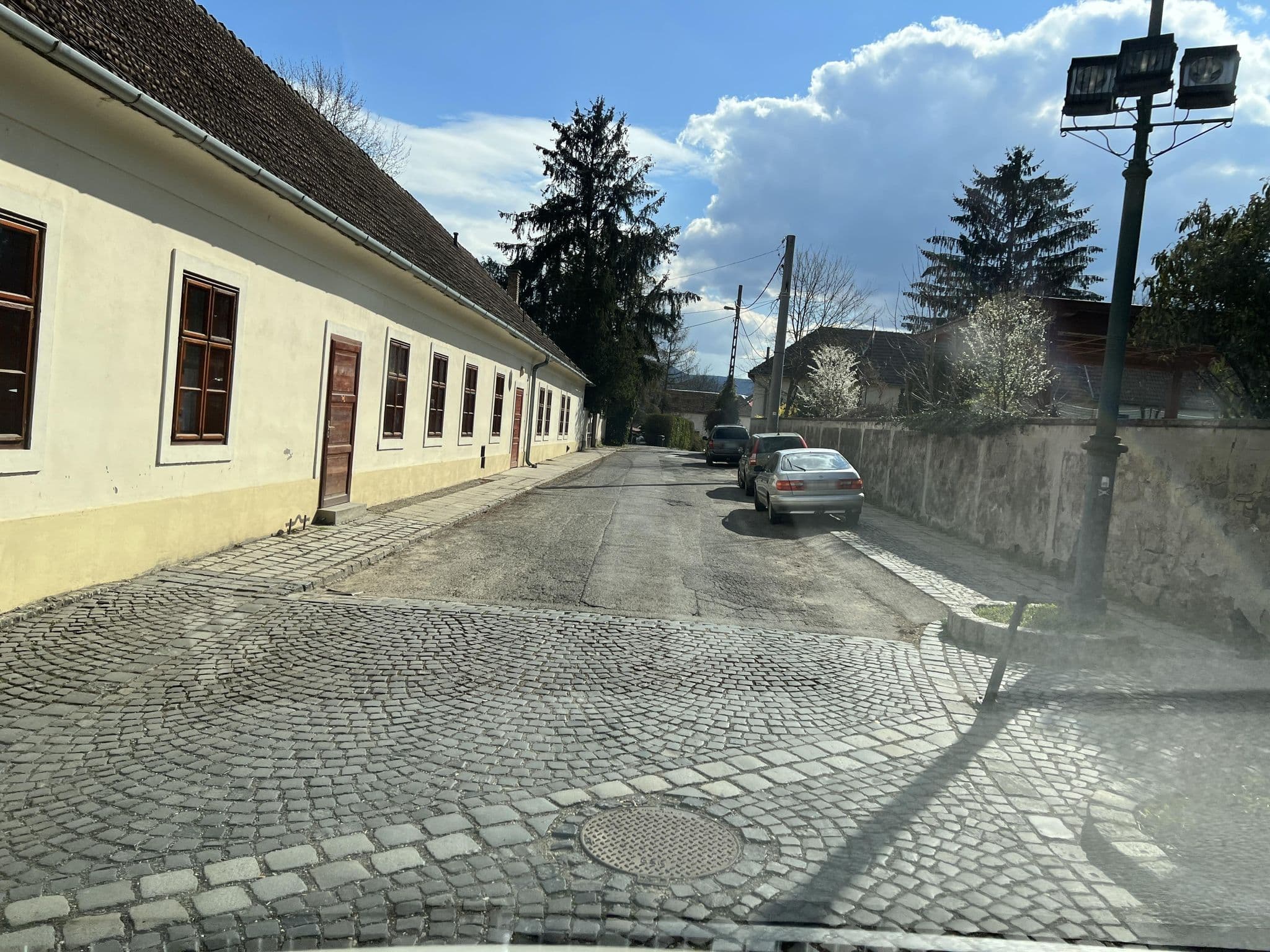 Street view near Szent Márton Közösségi Ház, Nagymaros — © mkpest (CC BY-SA · Mapillary)