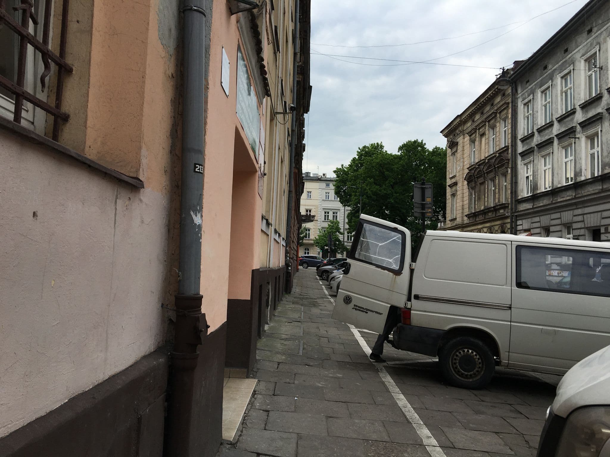 Street view near Mirror Apartments Bon Turystyczny, Kraków — © kgvx (CC BY-SA · Mapillary)