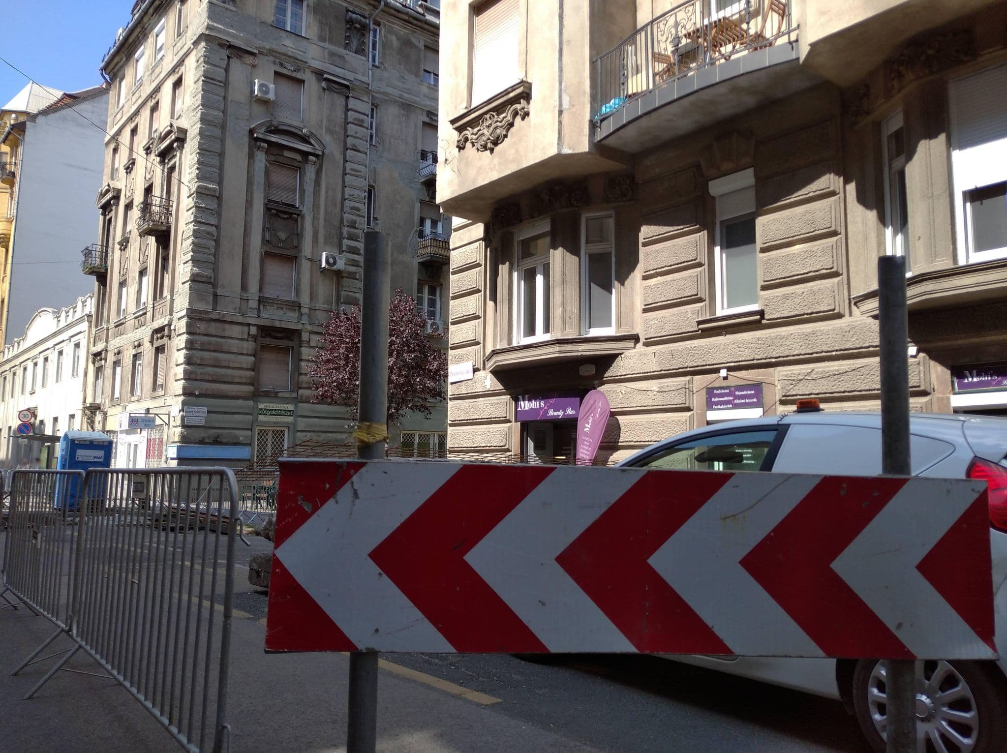 Street view near The Little Pearl, Újlipótváros — © grozsa11 (CC BY-SA · Mapillary)
