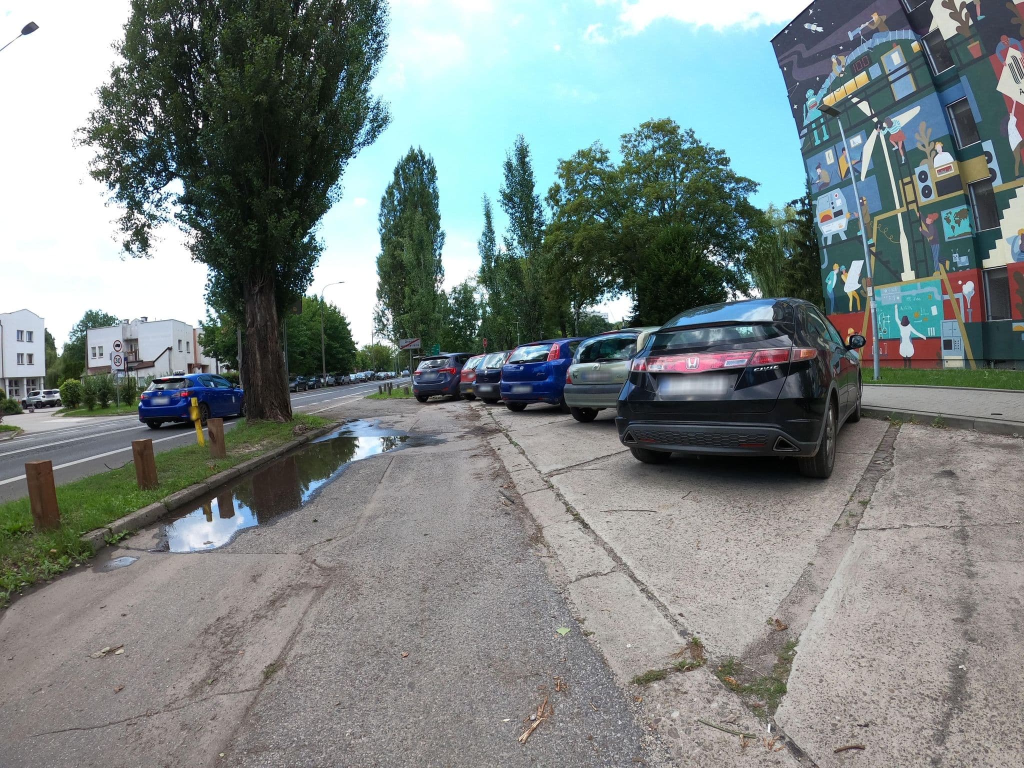 Street view near Stokrotka. Dom studencki nr 8 Akademii Górniczo - Hutniczej, Kraków — © masterofnoroad (CC BY-SA · Mapillary)