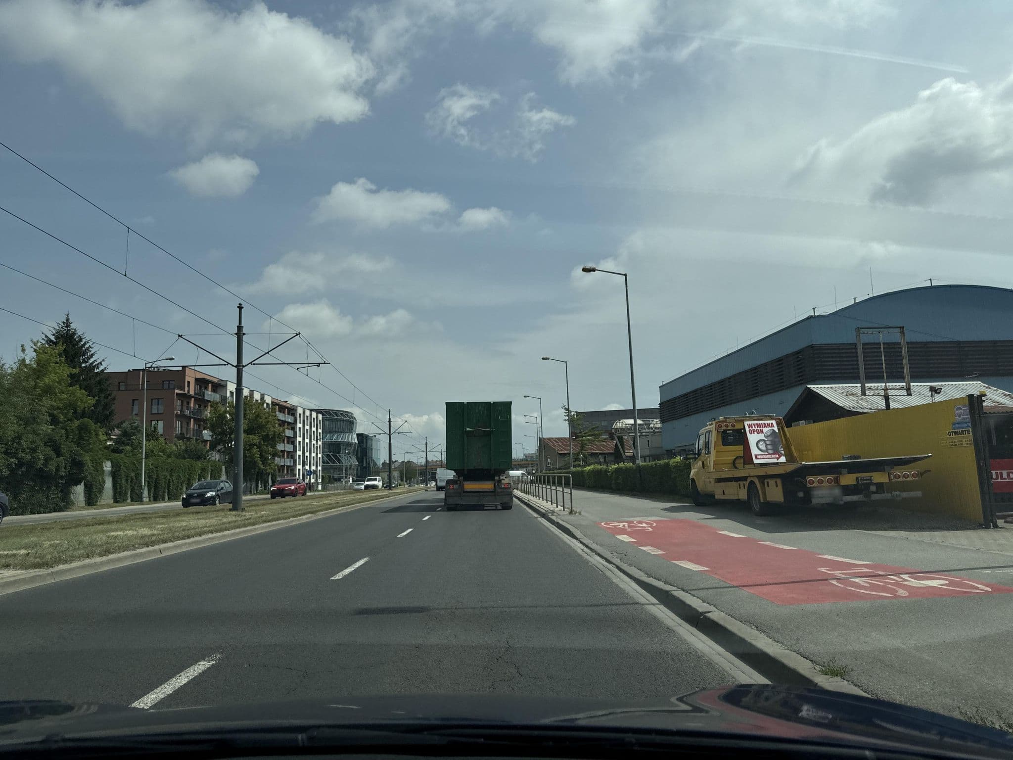 Street view near Dom Wycieczkowy. Zakład Usług Hotelarsko-Gastronomicznych Chemobudowa Kraków S.A. Kraków, Grzegórzki — © kino (CC BY-SA · Mapillary)