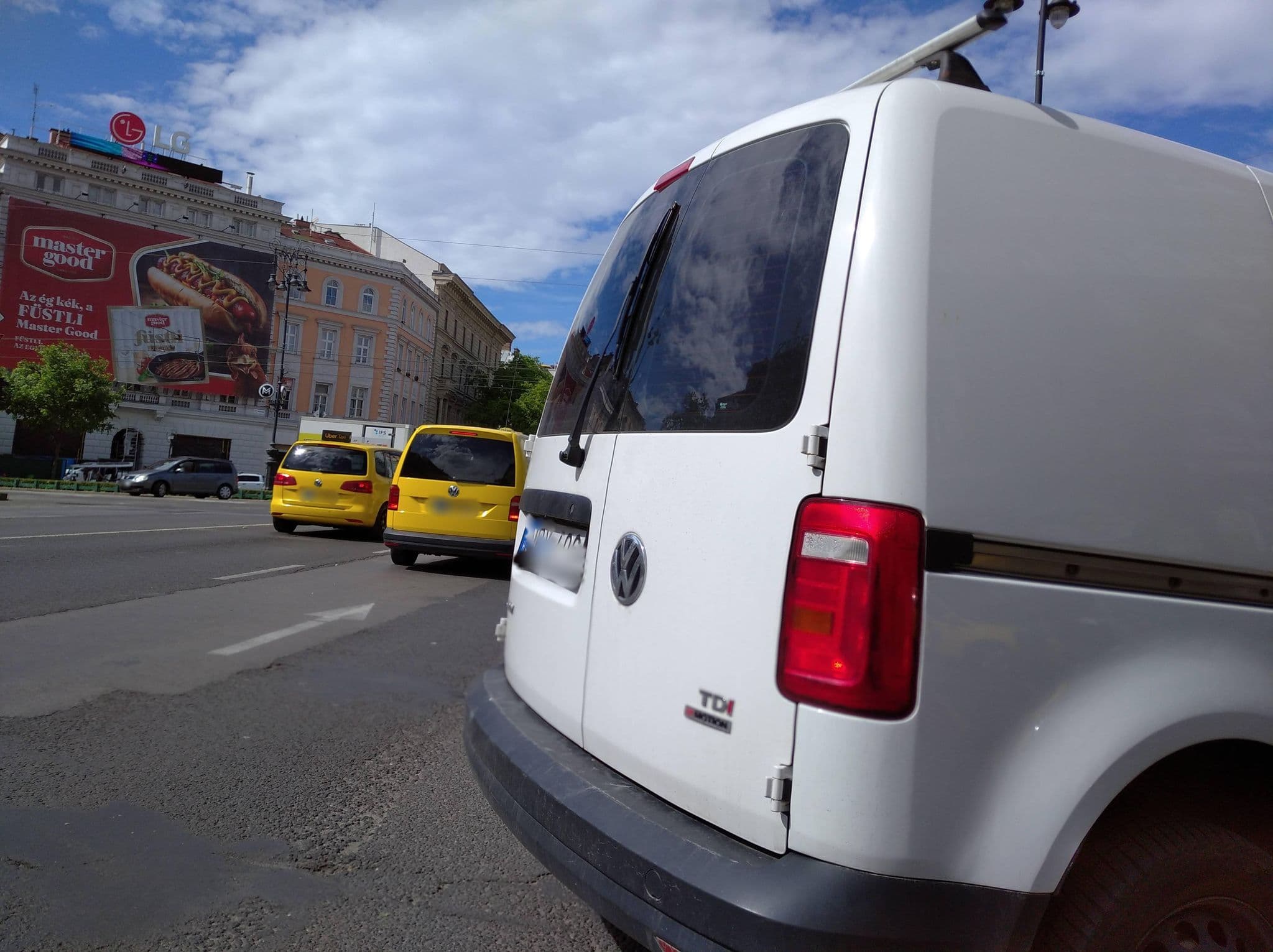 Street view near Avenue Hostel, Budapest VI. kerület — © grozsa11 (CC BY-SA · Mapillary)