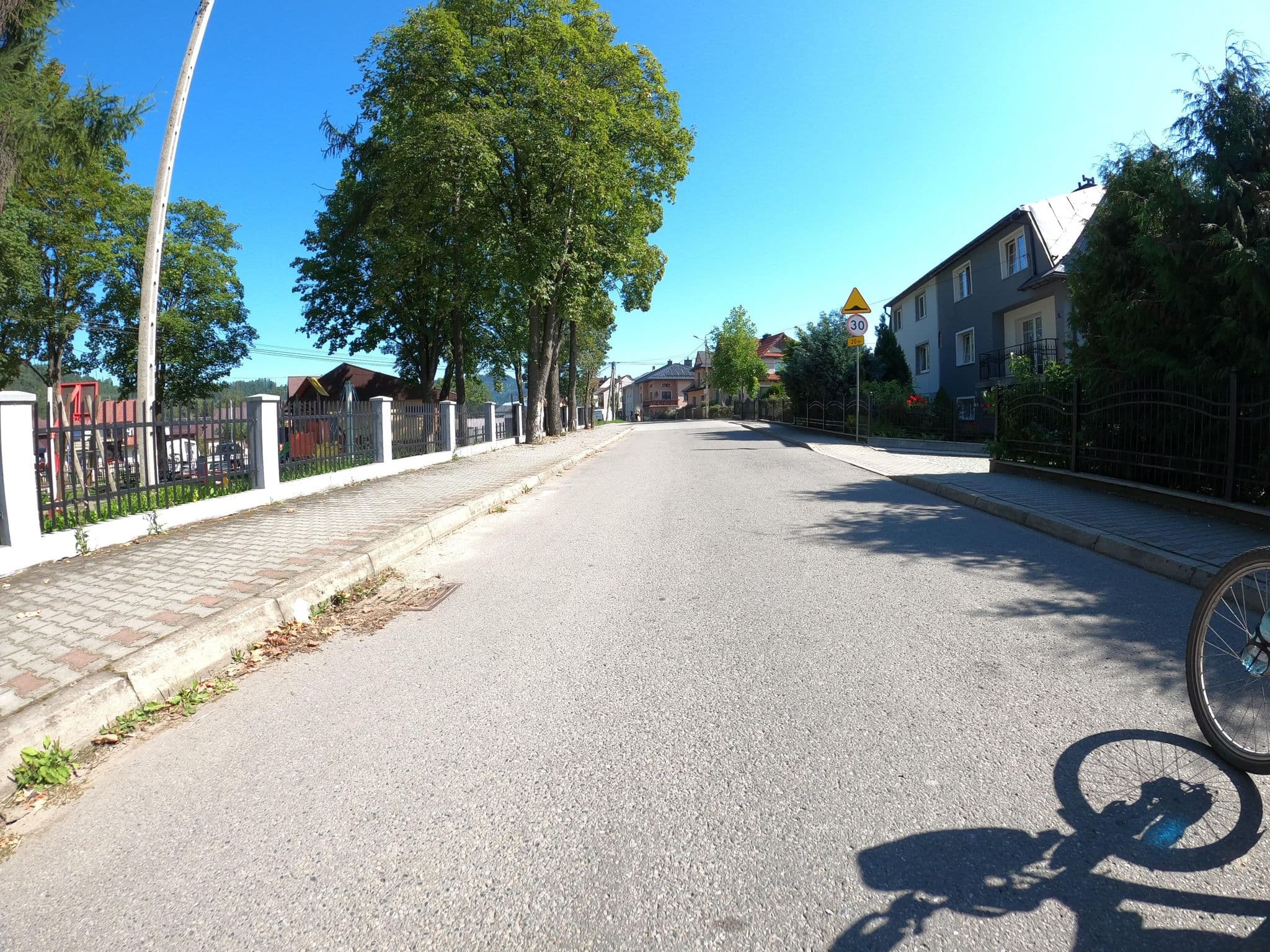 Street view near Drewniane Pokoje w Niedzicy, Niedzica — © masterofnoroad (CC BY-SA · Mapillary)