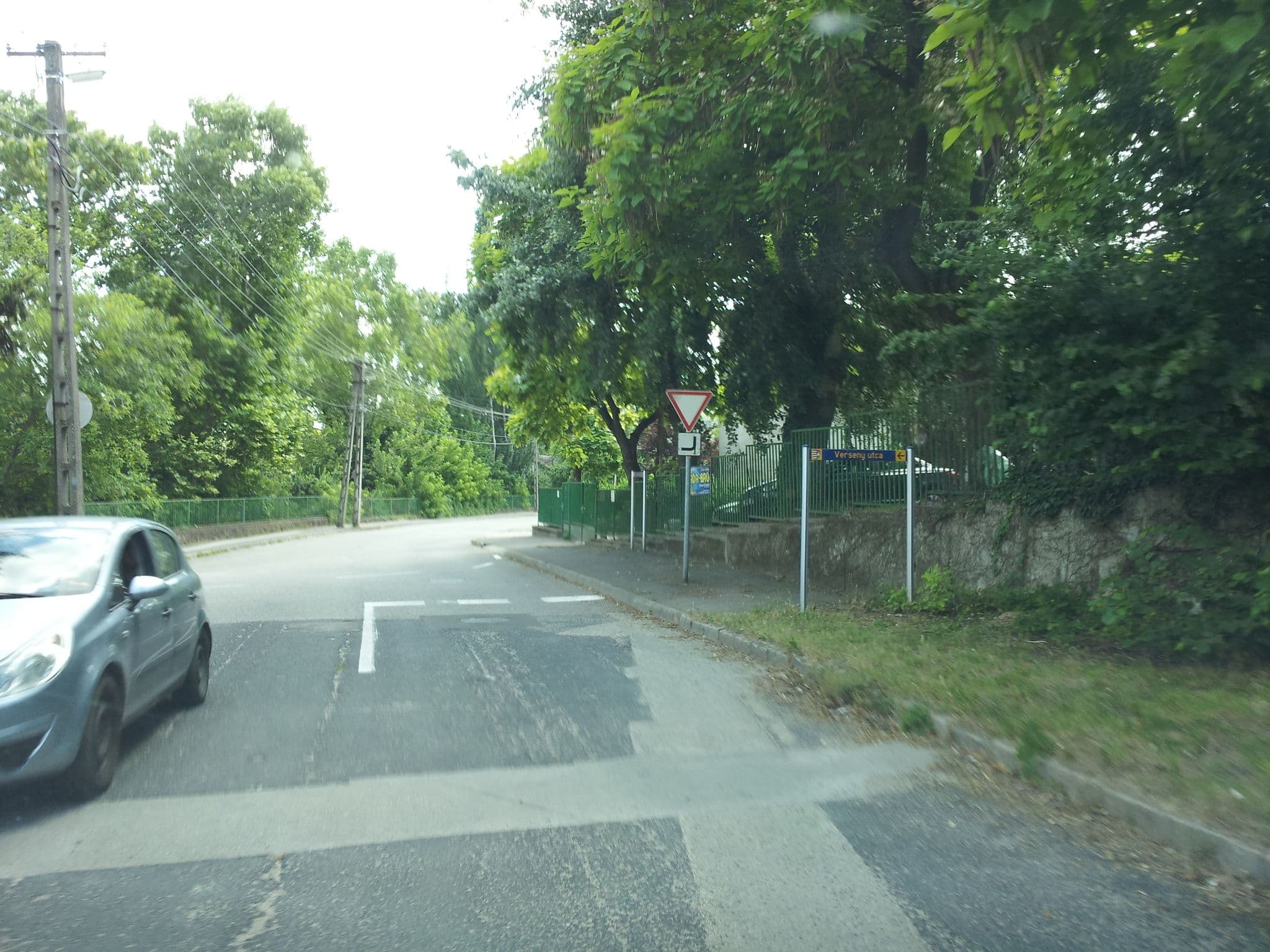 Street view near Rózsa Studió Apartman, Balatonalmádi — © kolesajr (CC BY-SA · Mapillary)