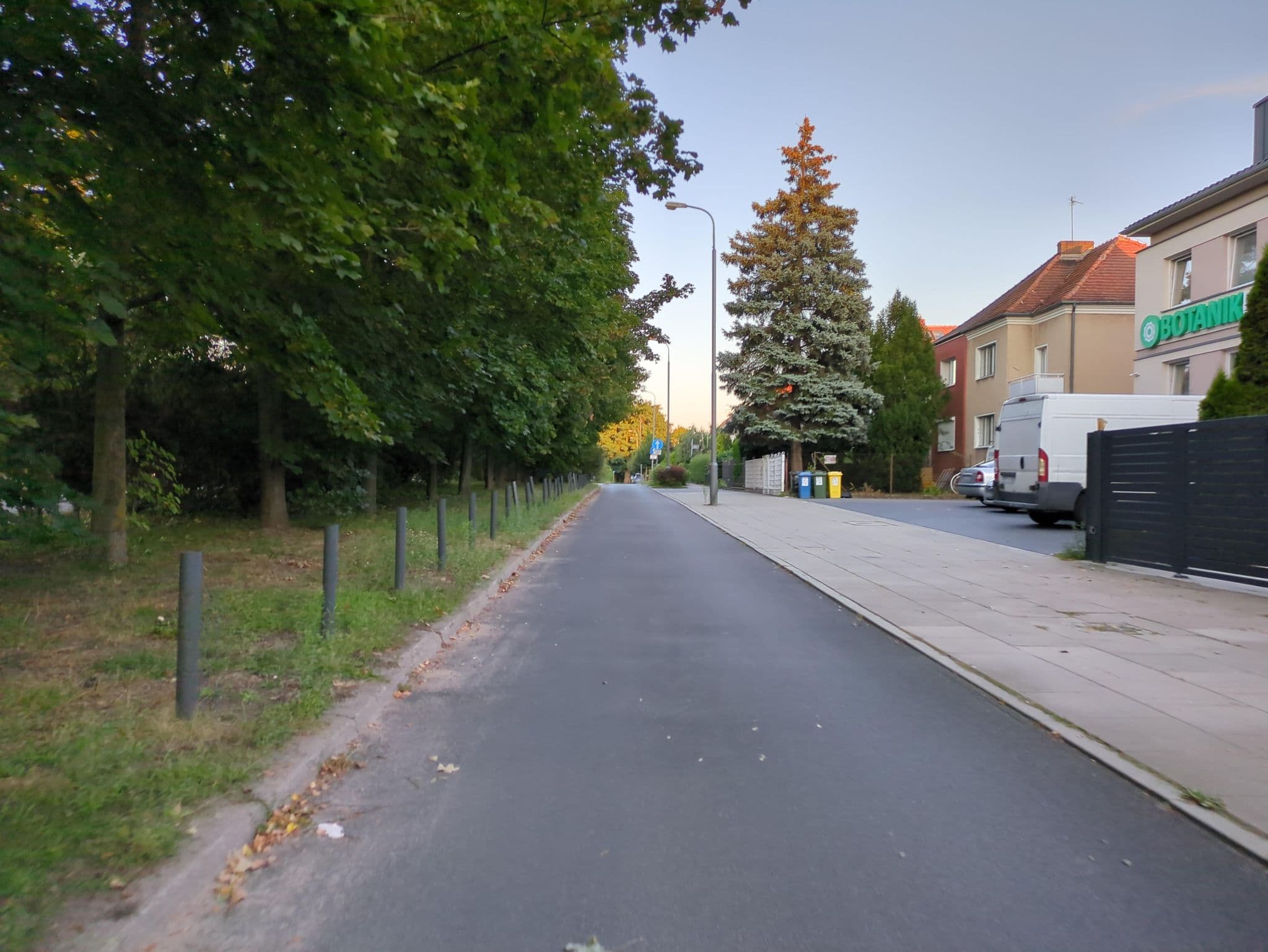 Street view near Botanik Hostel, Poznań — © 6b17d8c50e264a46 (CC BY-SA · Mapillary)