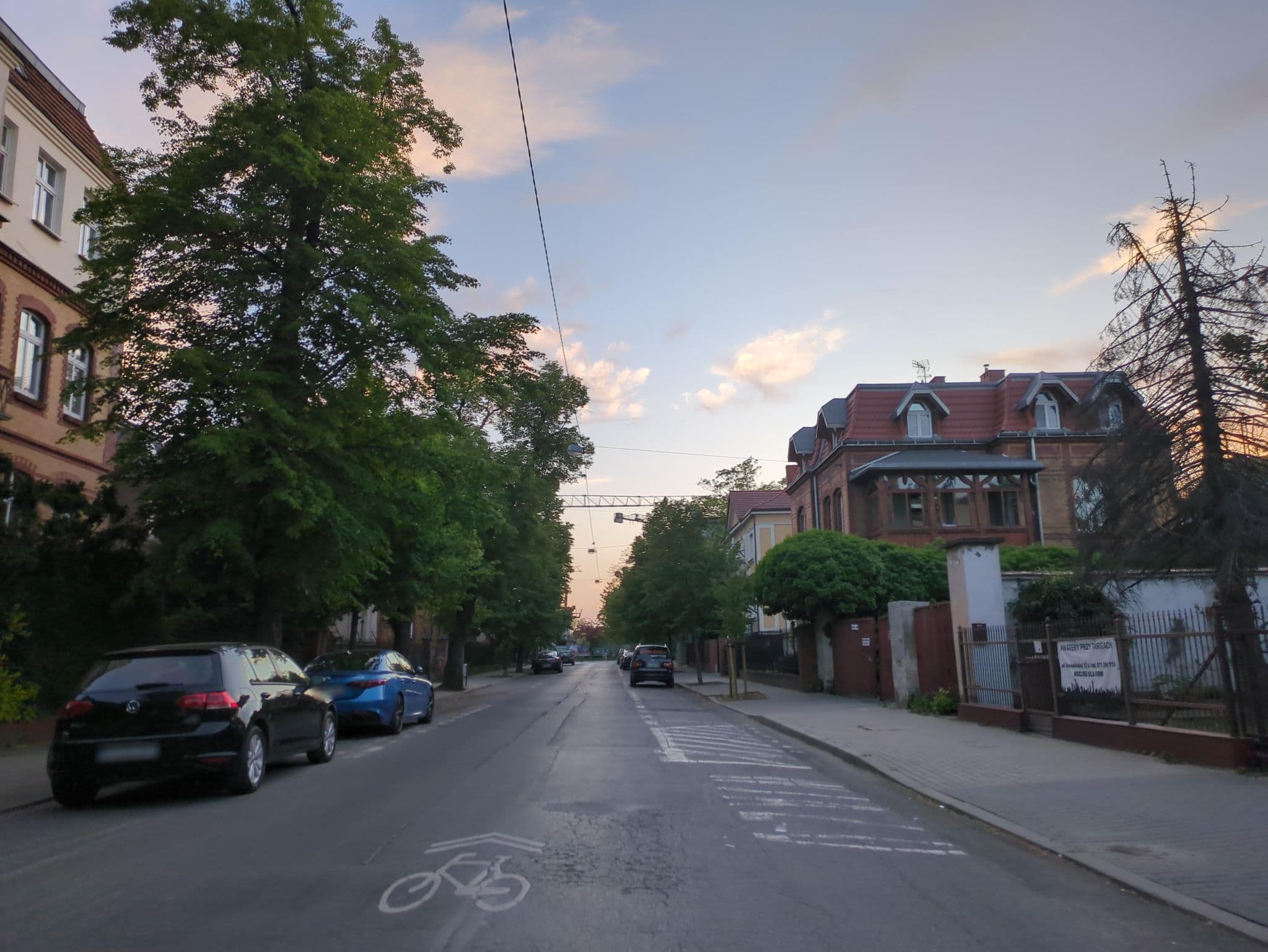Street view near Kwatery Przy Targach Poznań, Poznań — © 6b17d8c50e264a46 (CC BY-SA · Mapillary)