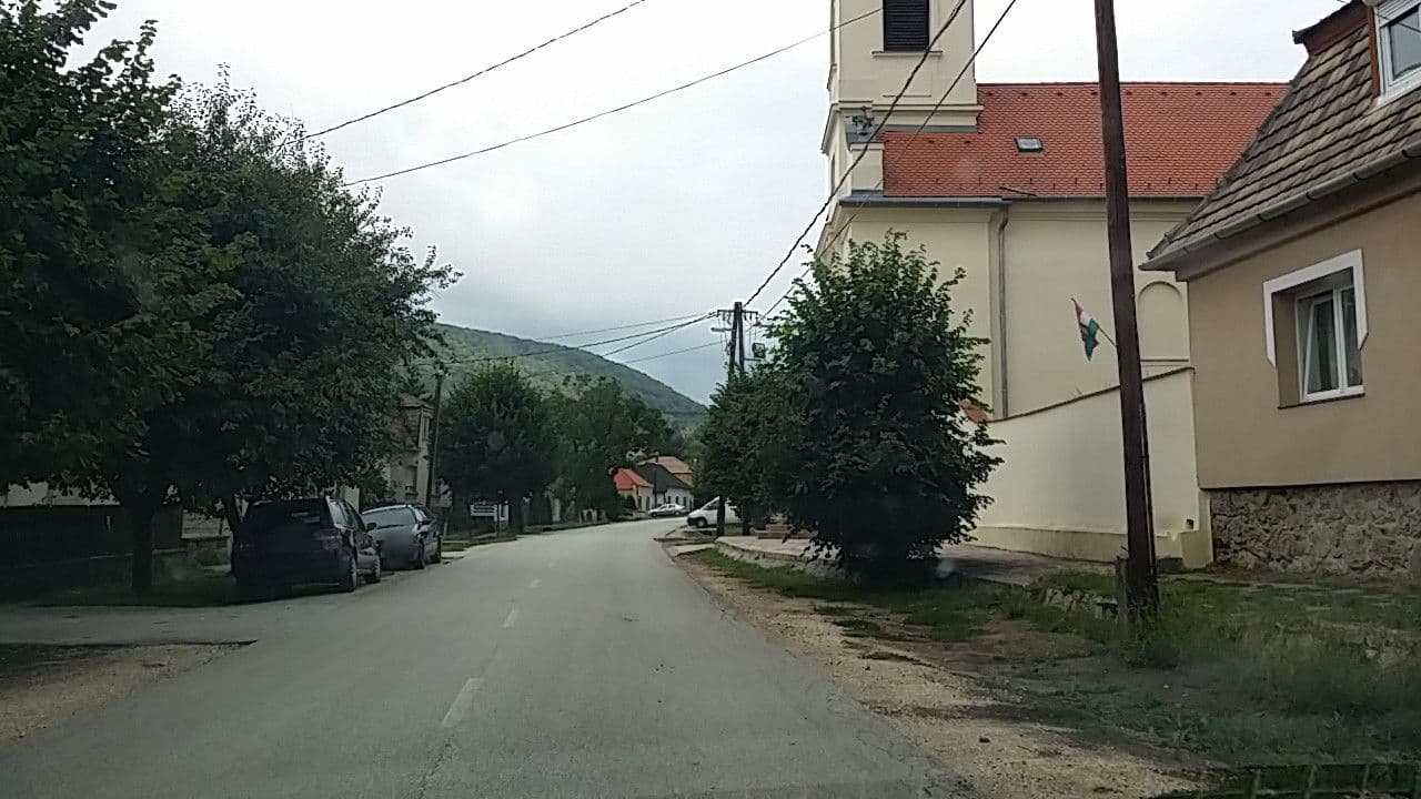 Street view near Szent Antal Zarándokszállás, Tardos — © utvonalfelmeresek (CC BY-SA · Mapillary)