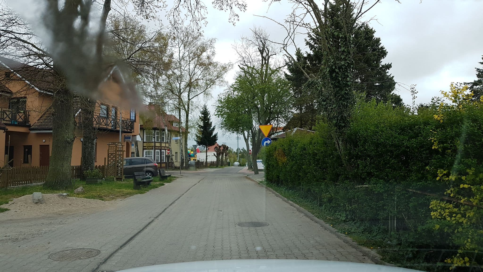 Street view near Willa i Domki Pod Dębami, Ustronie Morskie — © masterofnoroad (CC BY-SA · Mapillary)
