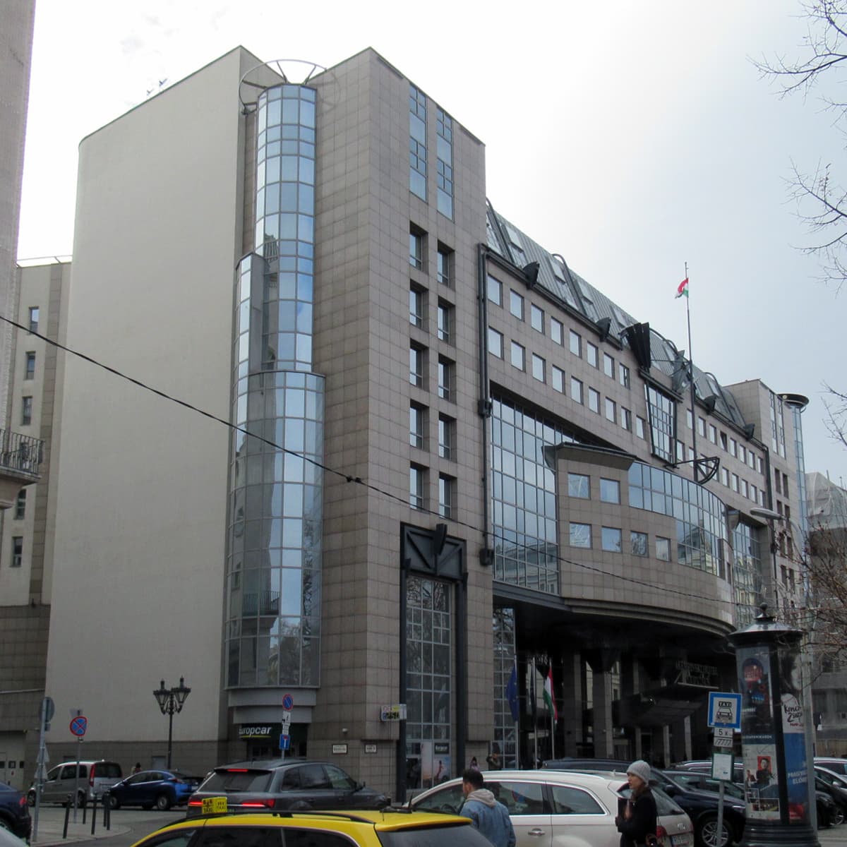 Kempinski Hotel Corvinus Budapest (via Wikimedia Commons, CC BY-SA 4.0)