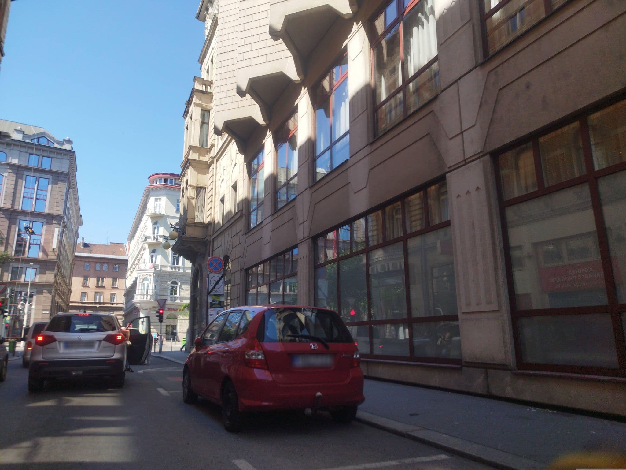 Street view near Radisson Blu Béke Hotel, Budapest VI. kerület — © grozsa11 (CC BY-SA · Mapillary)