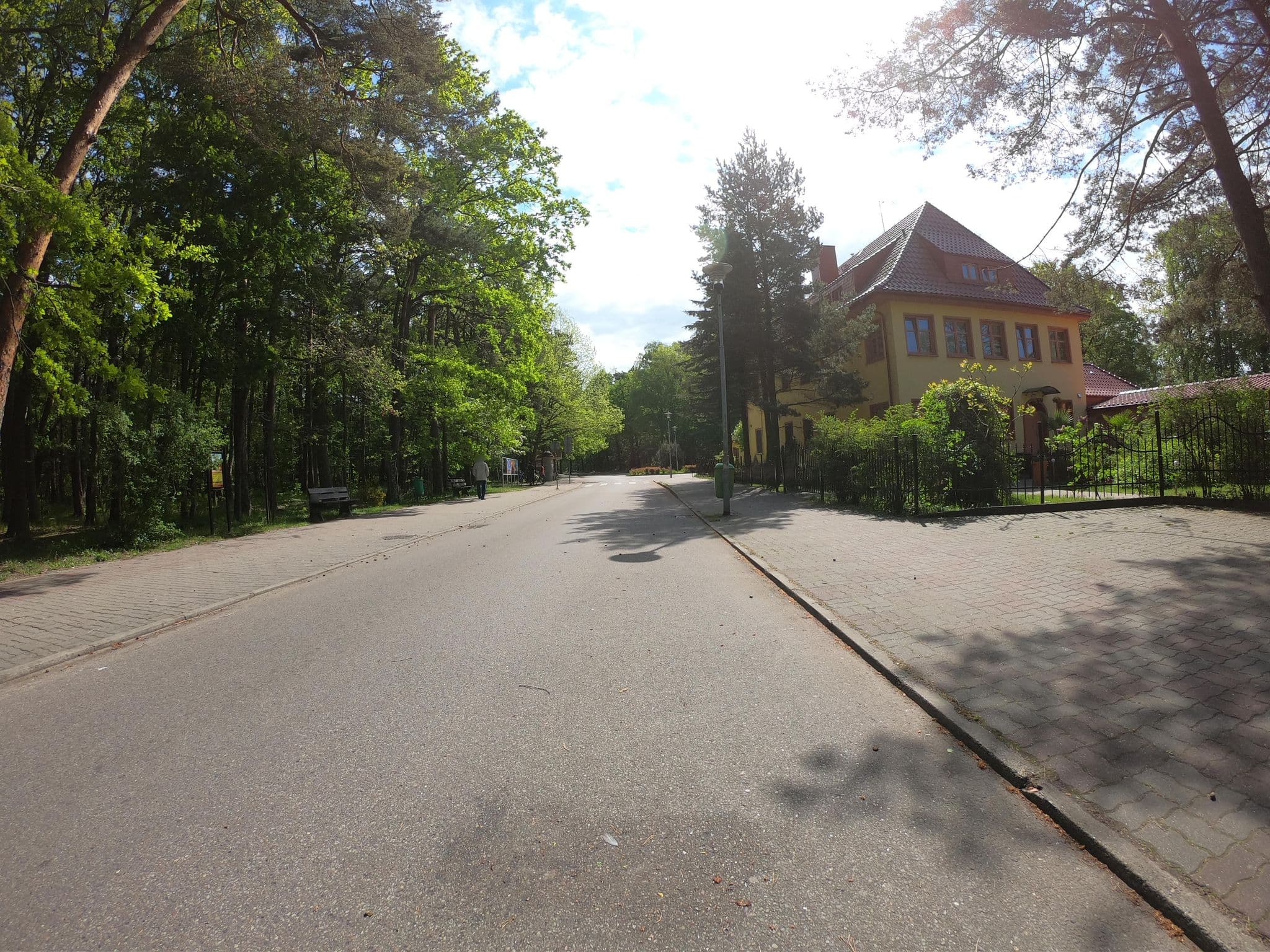 Street view near Wodnik. Przedsiębiorstwo usług turystyczno - rehabilitacyjnych. Rudnicka H., Rudnicki M., Ustronie Morskie — © masterofnoroad (CC BY-SA · Mapillary)