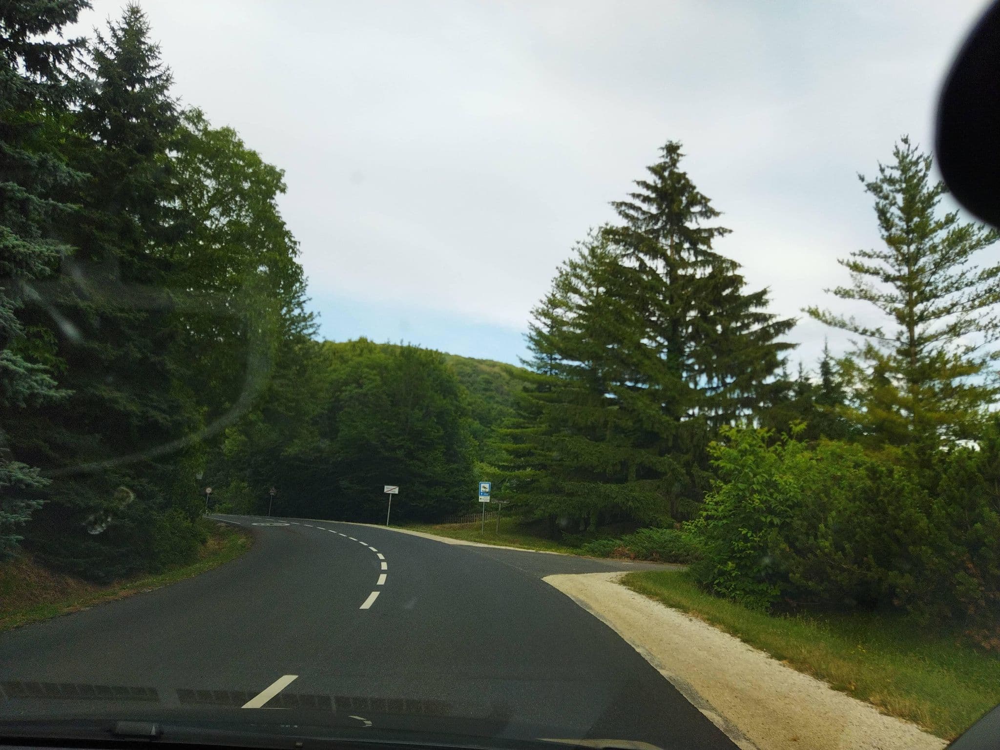 Street view near Bakonybéli Erdészet - Somhegyi Vadászház, Zirc — © mmate (CC BY-SA · Mapillary)