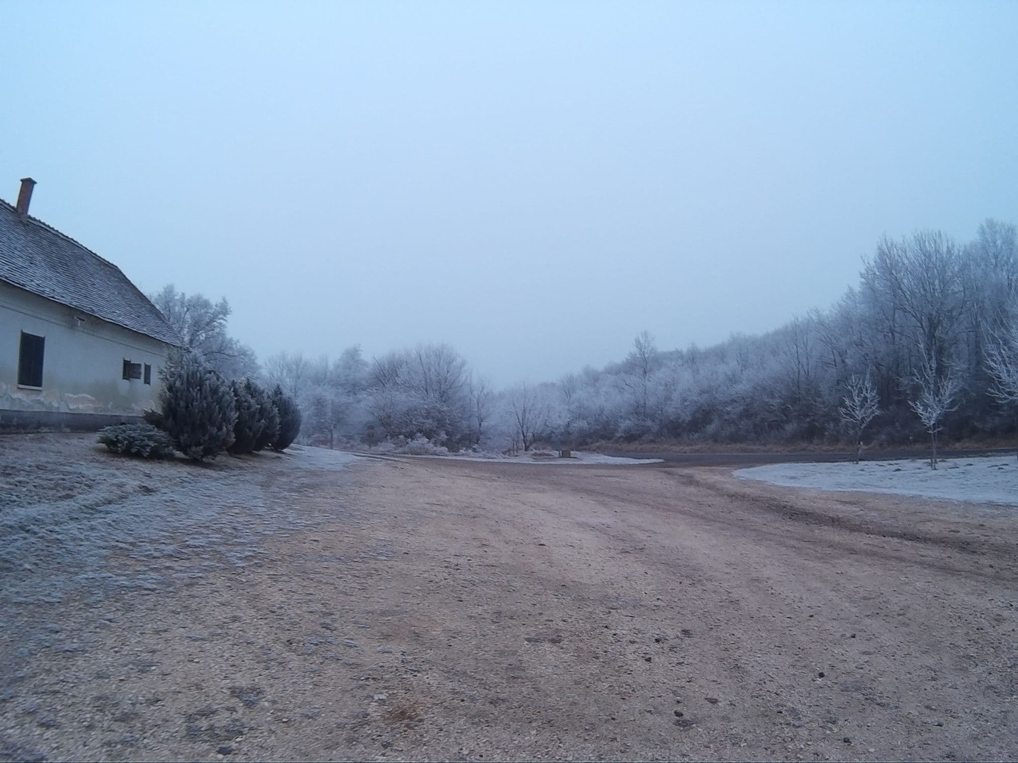 Street view near Esterházy Ökoturisztikai Központ, Oroszlány — © heyjoe (CC BY-SA · Mapillary)