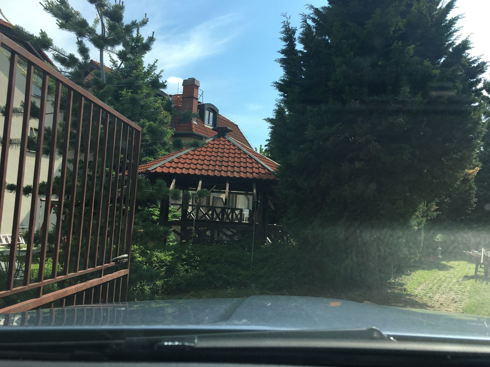 Street view near Helios Apartman Hotel, Mártonhegy — © zsolt (CC BY-SA · Mapillary)