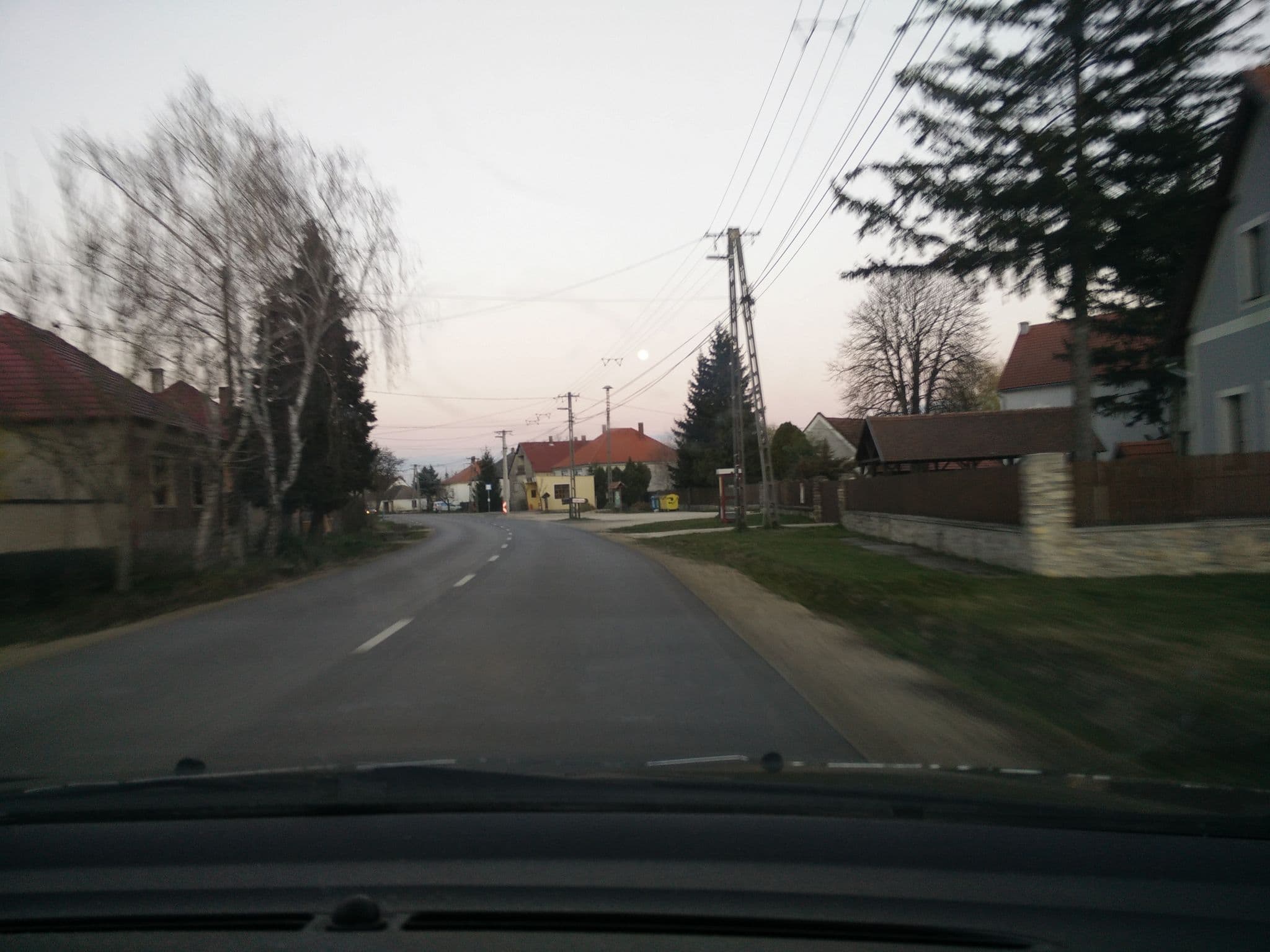 Street view near Malomkő Fogadó, Devecser — © grin (CC BY-SA · Mapillary)
