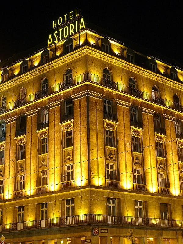 Danubius Hotel Astoria (via Wikimedia Commons, CC BY-SA 3.0)