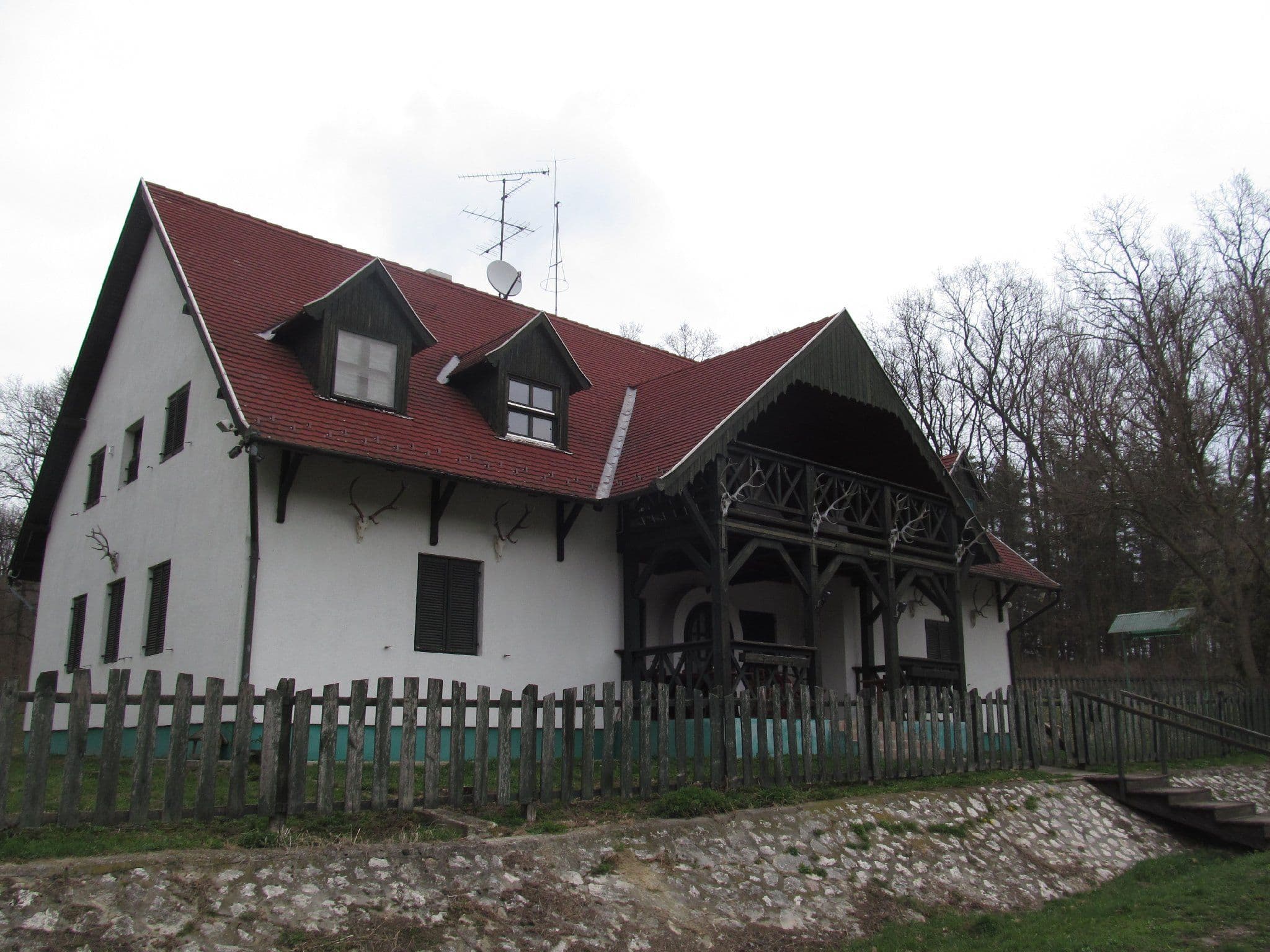 Street view near Vadászház, Pannonhalma — © utvonalfelmeresek (CC BY-SA · Mapillary)