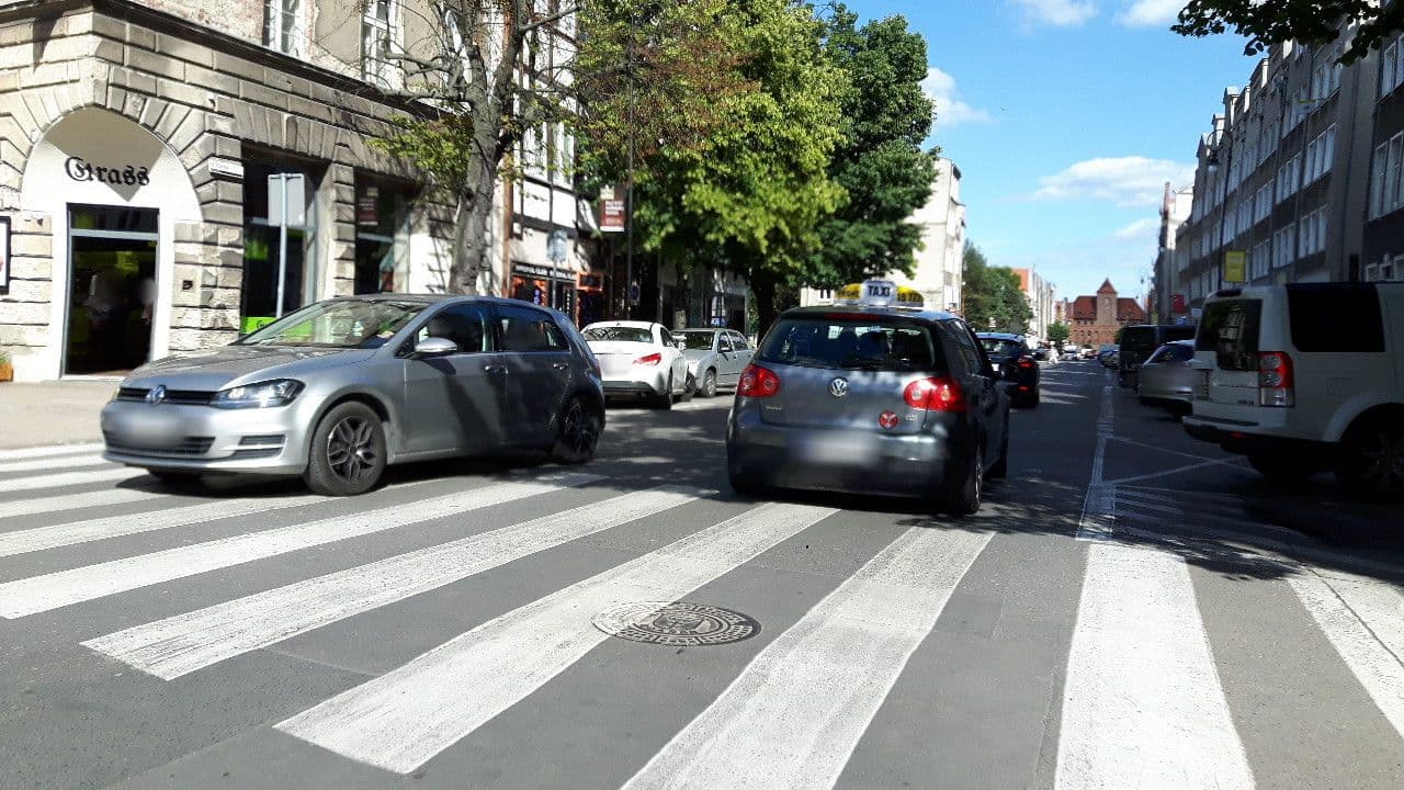 Street view near Zapiecek SC, Gdańsk — © changchun1 (CC BY-SA · Mapillary)