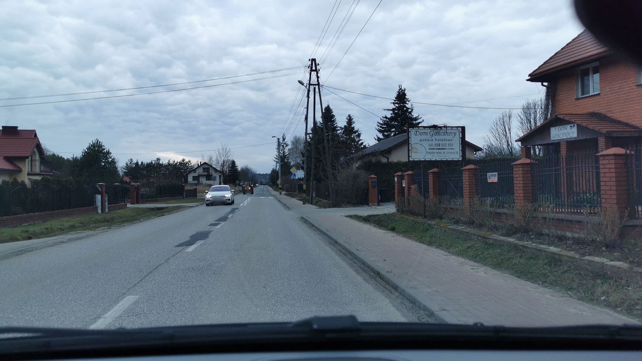 Street view near Lidia Ostrowska-Komorniczak "Dom Gościnny", Mszczonów — © mhenclik (CC BY-SA · Mapillary)