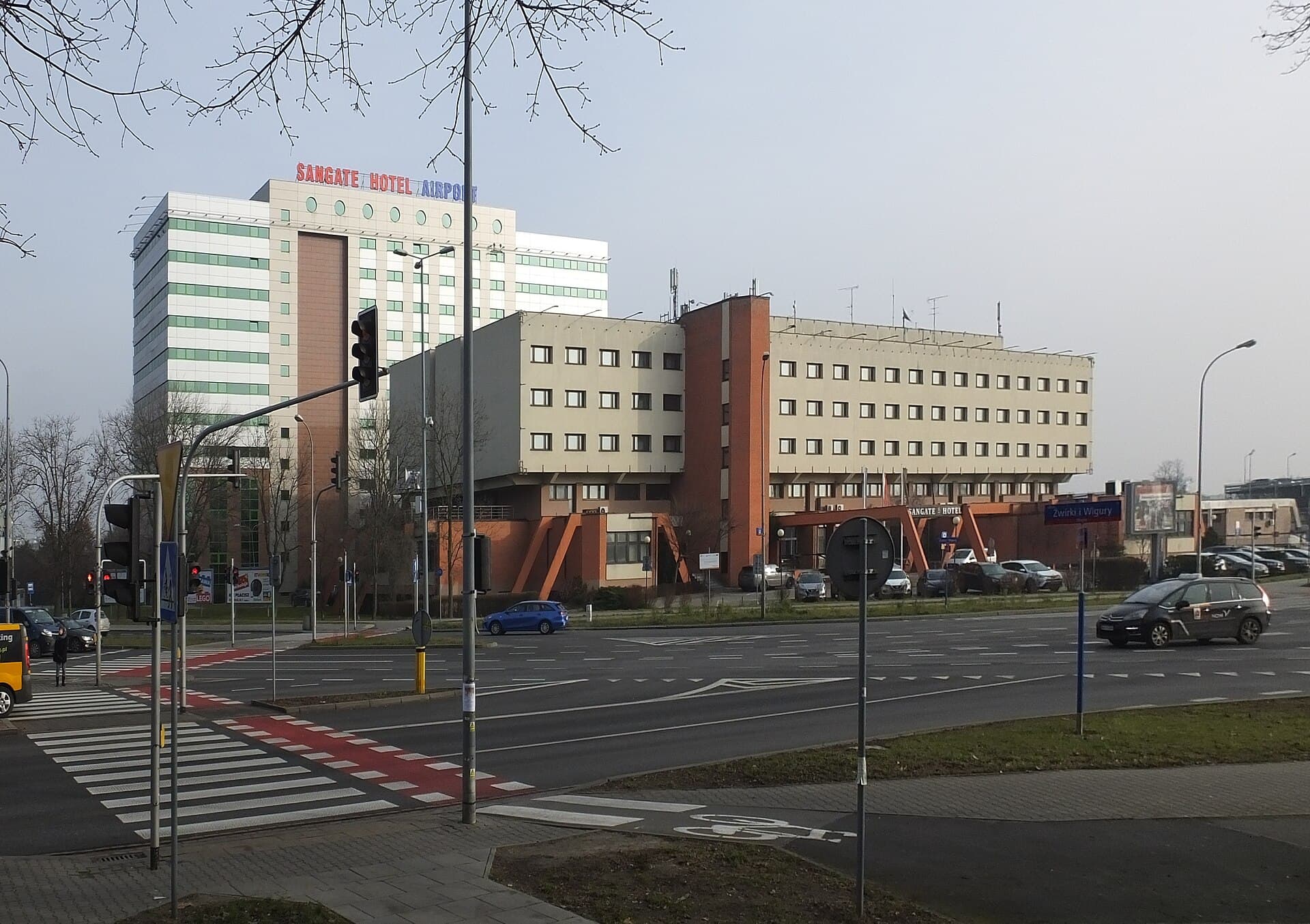 Sangate Hotel Airport (via Wikimedia Commons, CC BY-SA 4.0)