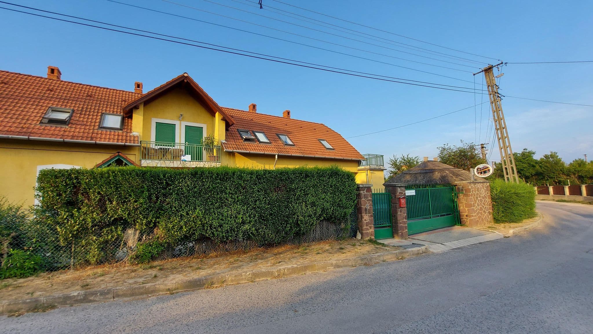 Street view near Pinkóczi Apartman, Balatonalmádi — © vasony (CC BY-SA · Mapillary)
