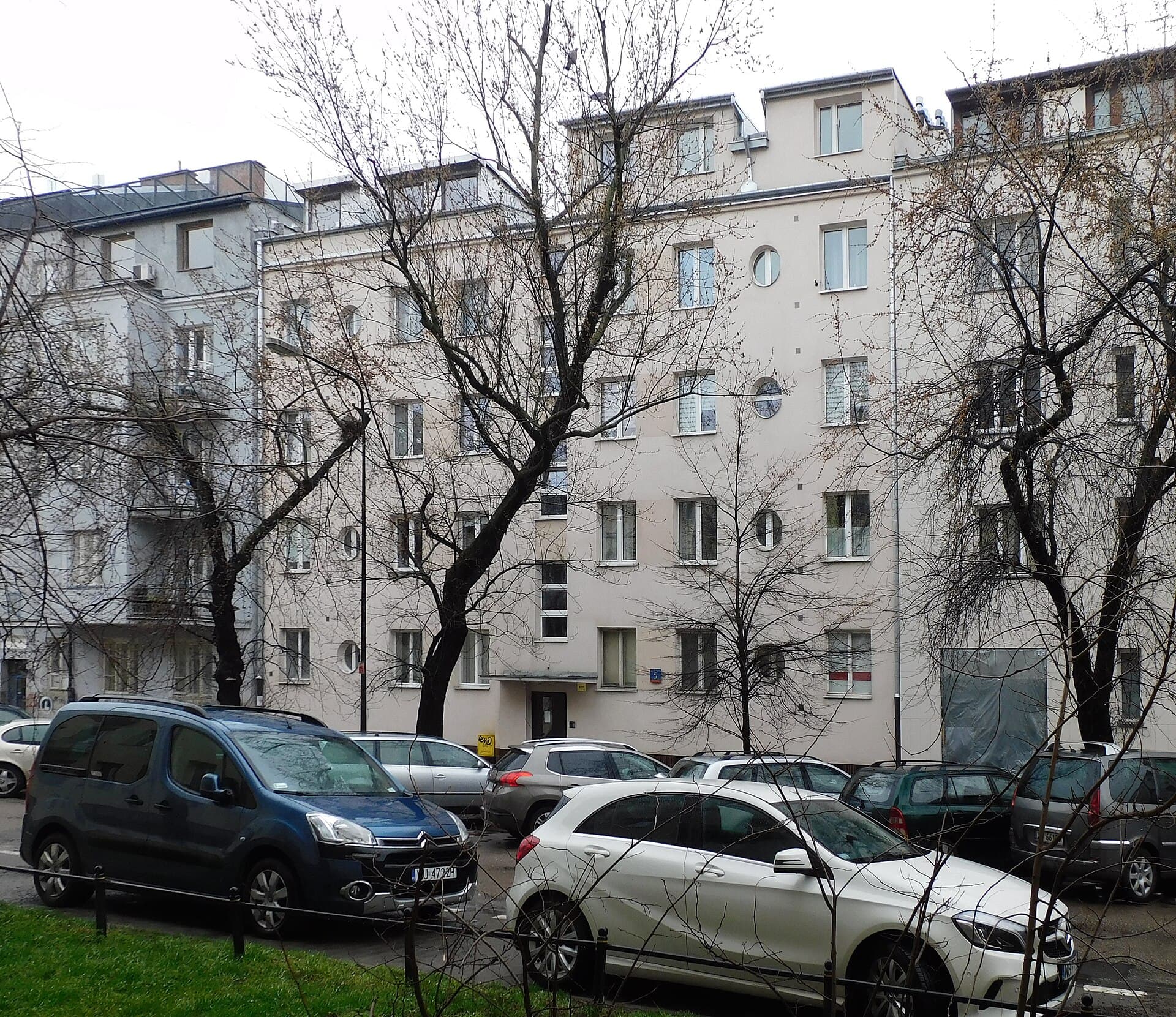 B&B Warsaw (via Wikimedia Commons, CC BY-SA 4.0)