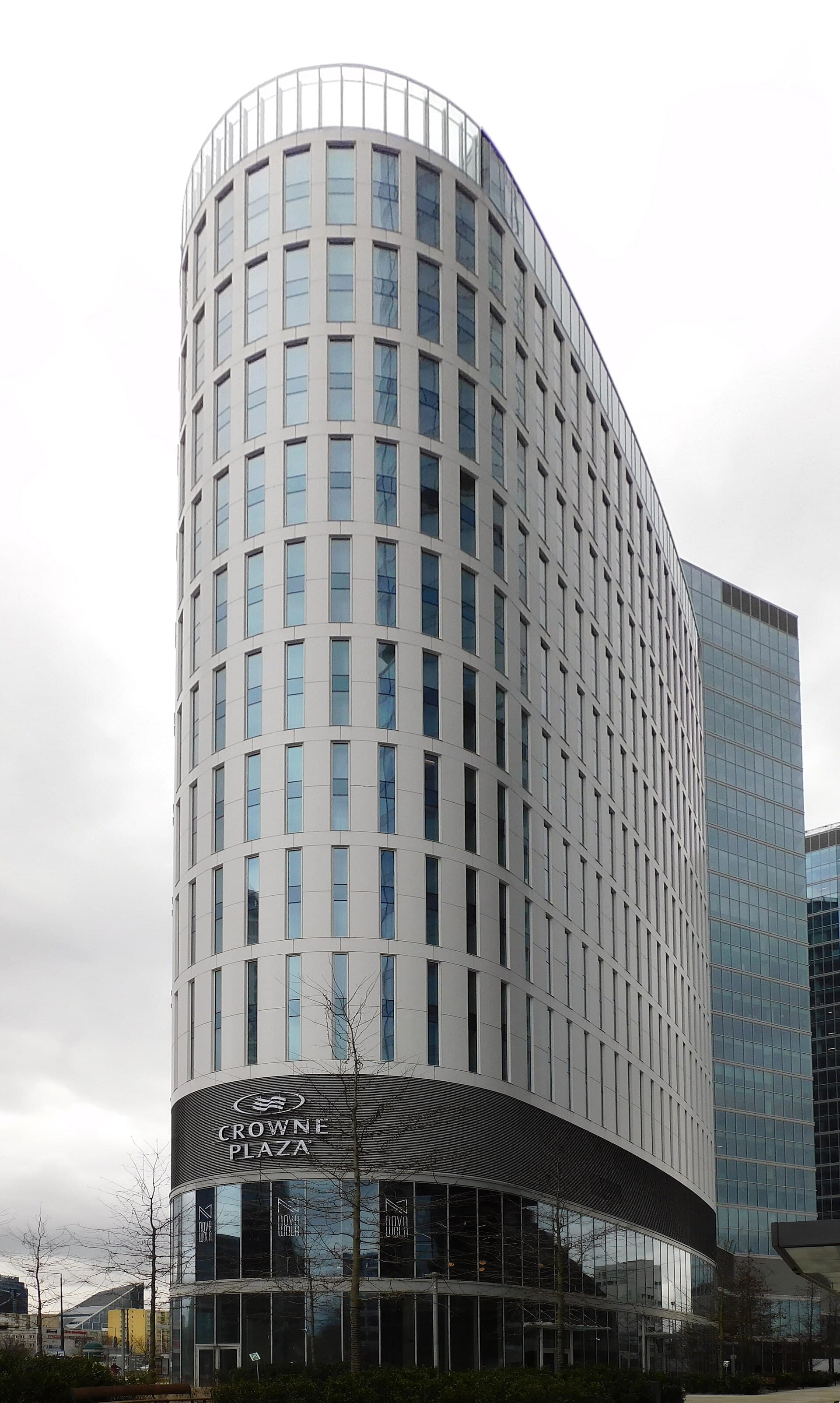 Crowne Plaza Warsaw - The HUB (via Wikimedia Commons, CC BY-SA 4.0)