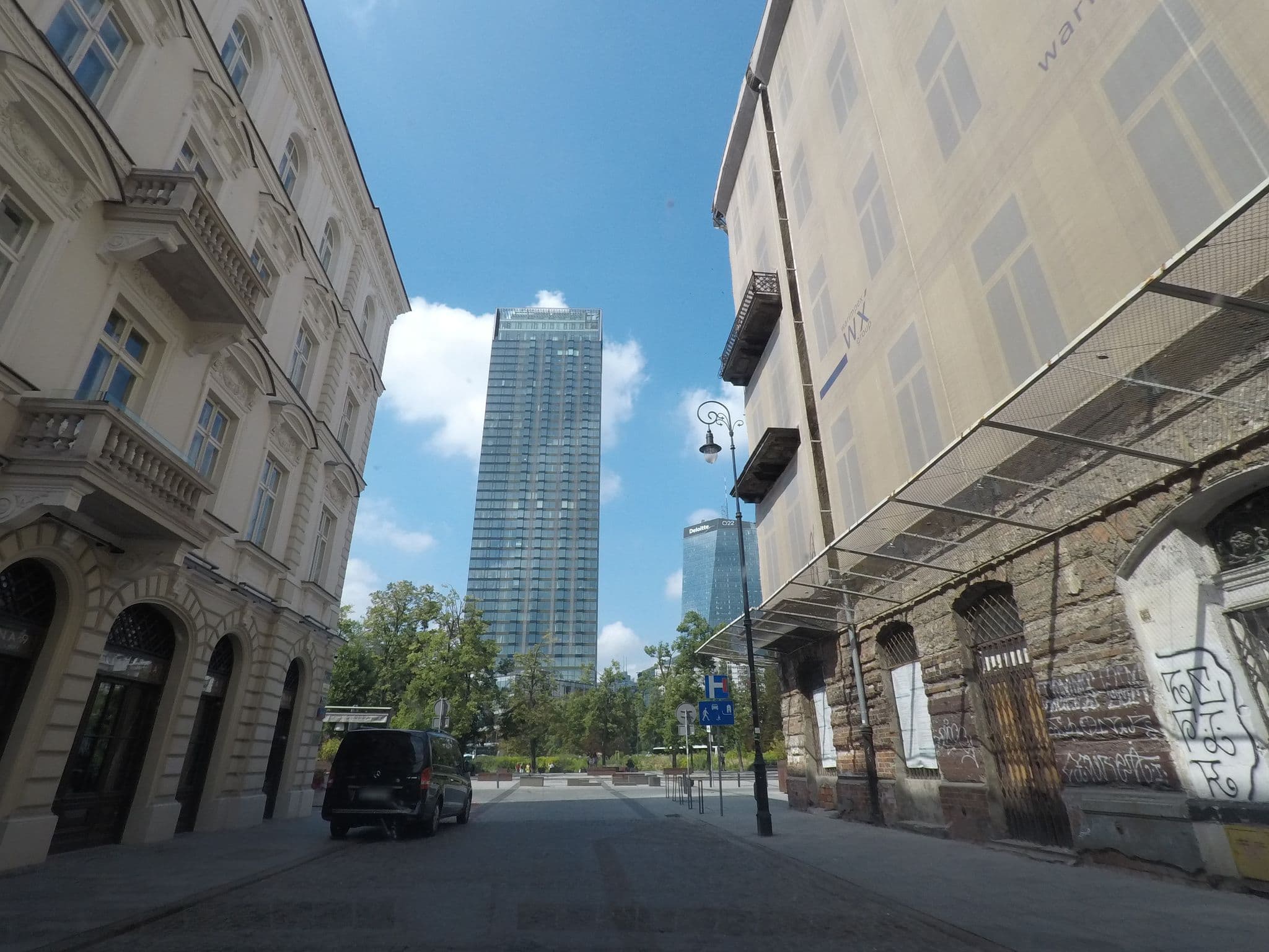 Street view near Roommate Apartments Grzybowski, Warsaw — © canadarunner (CC BY-SA · Mapillary)