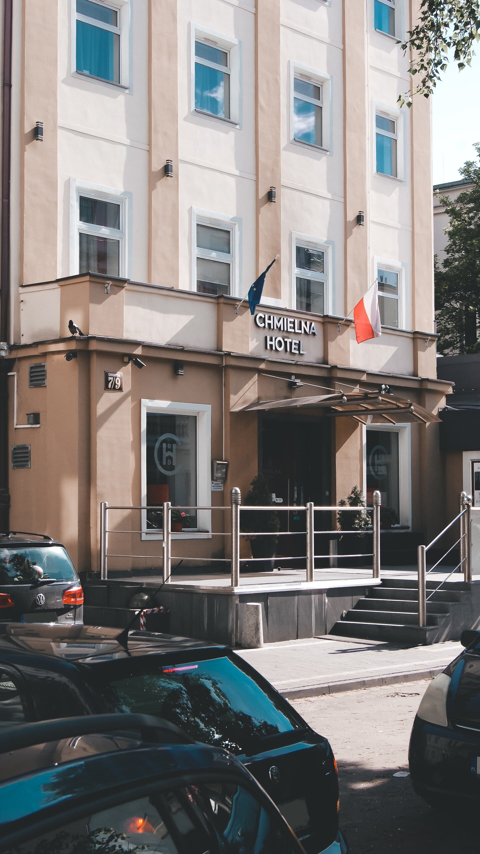 Chmielna St. B&B Warsaw (via Wikimedia Commons, CC BY-SA 4.0)