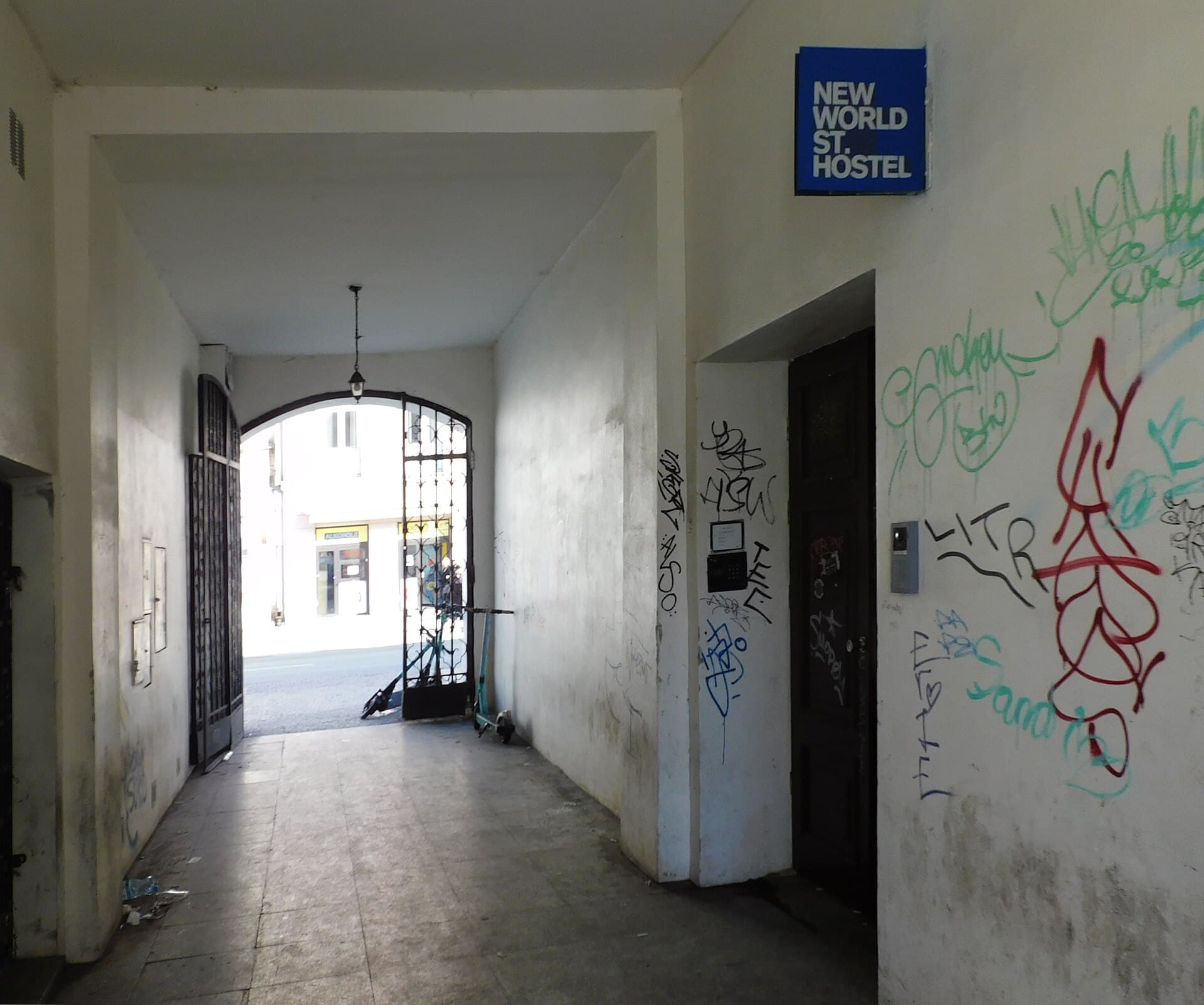 New World St. Hostel (via Wikimedia Commons, CC BY-SA 4.0)