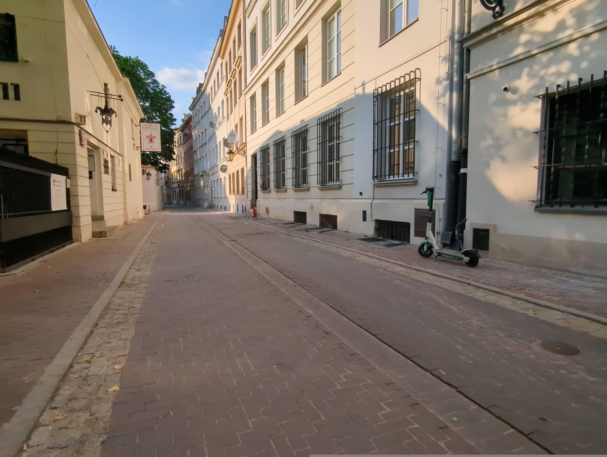 Street view near Partyhouse 8600 4.0, Warsaw — © miguel_andrade (CC BY-SA · Mapillary)