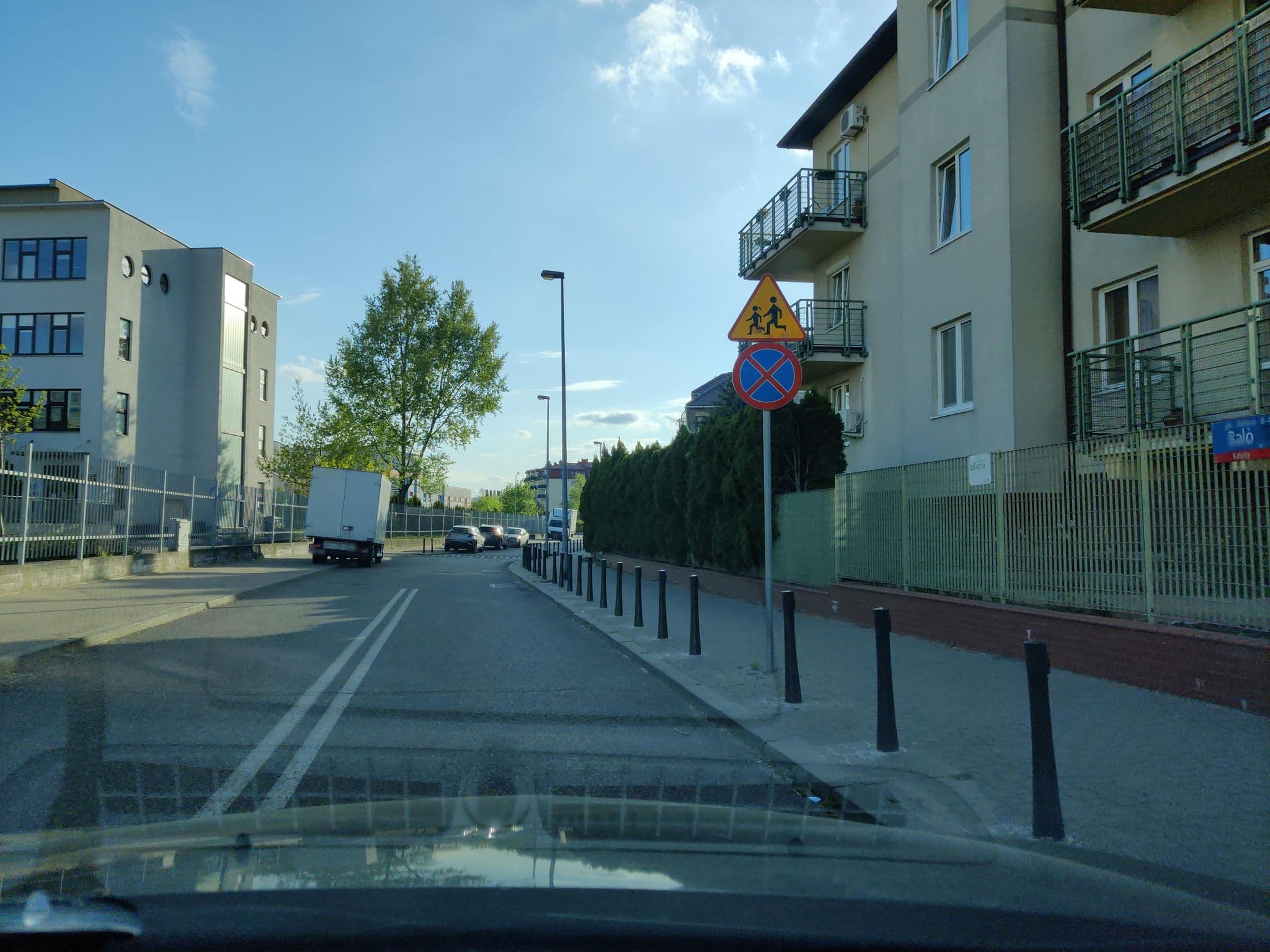 Street view near Wspólnota Mieszkaniowa przy ul. Karola Borsuka 5, Kabaty — © kietlak (CC BY-SA · Mapillary)