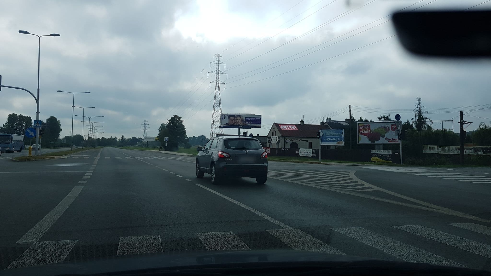 Street view near Hotel Mrówka, Kabaty — © kmajcher (CC BY-SA · Mapillary)
