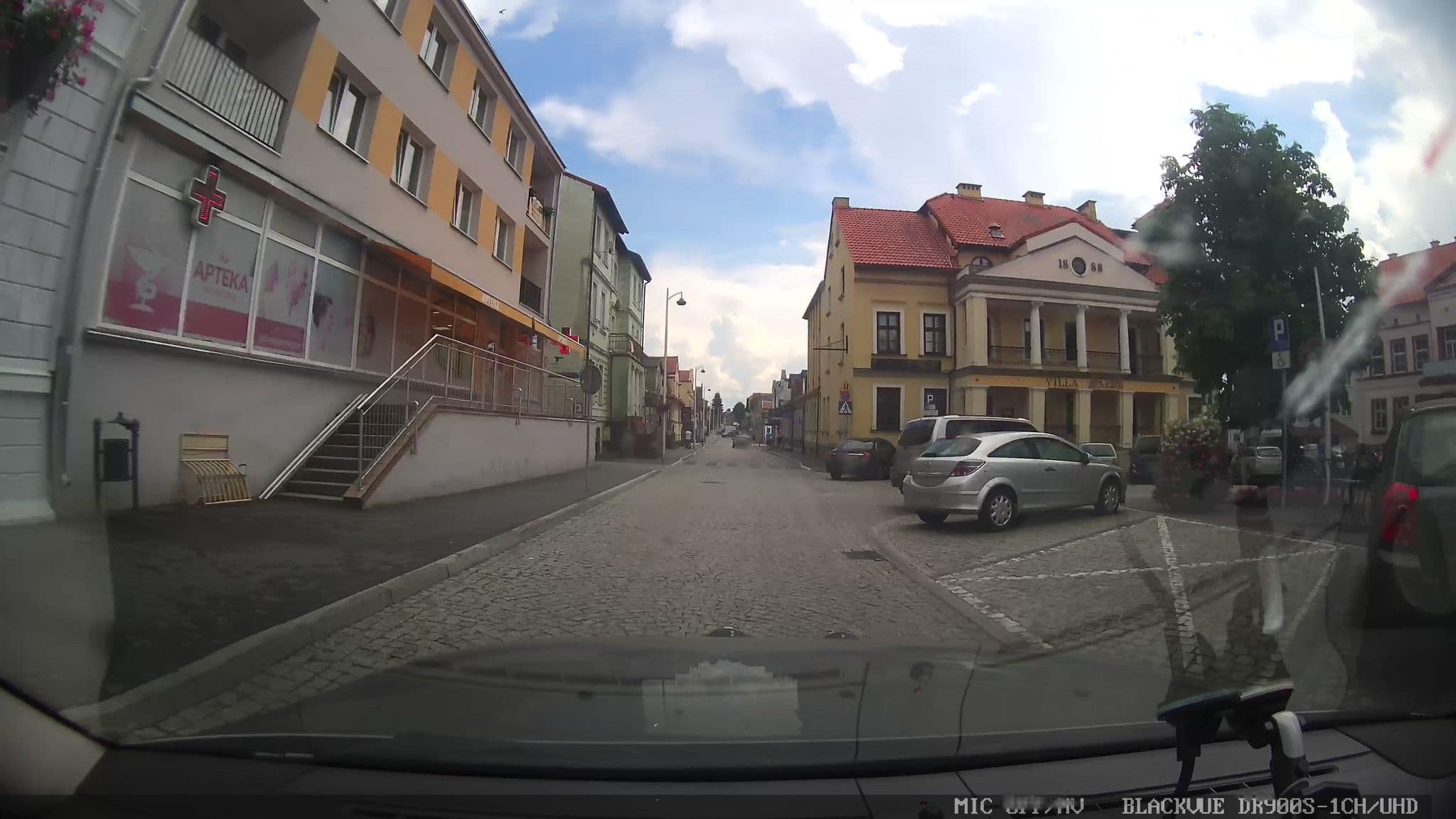 Street view near Słoneczny Port. Hotel, noclegi, apartamenty. Żebrowscy E.Z., Mikołajki — © grobin (CC BY-SA · Mapillary)