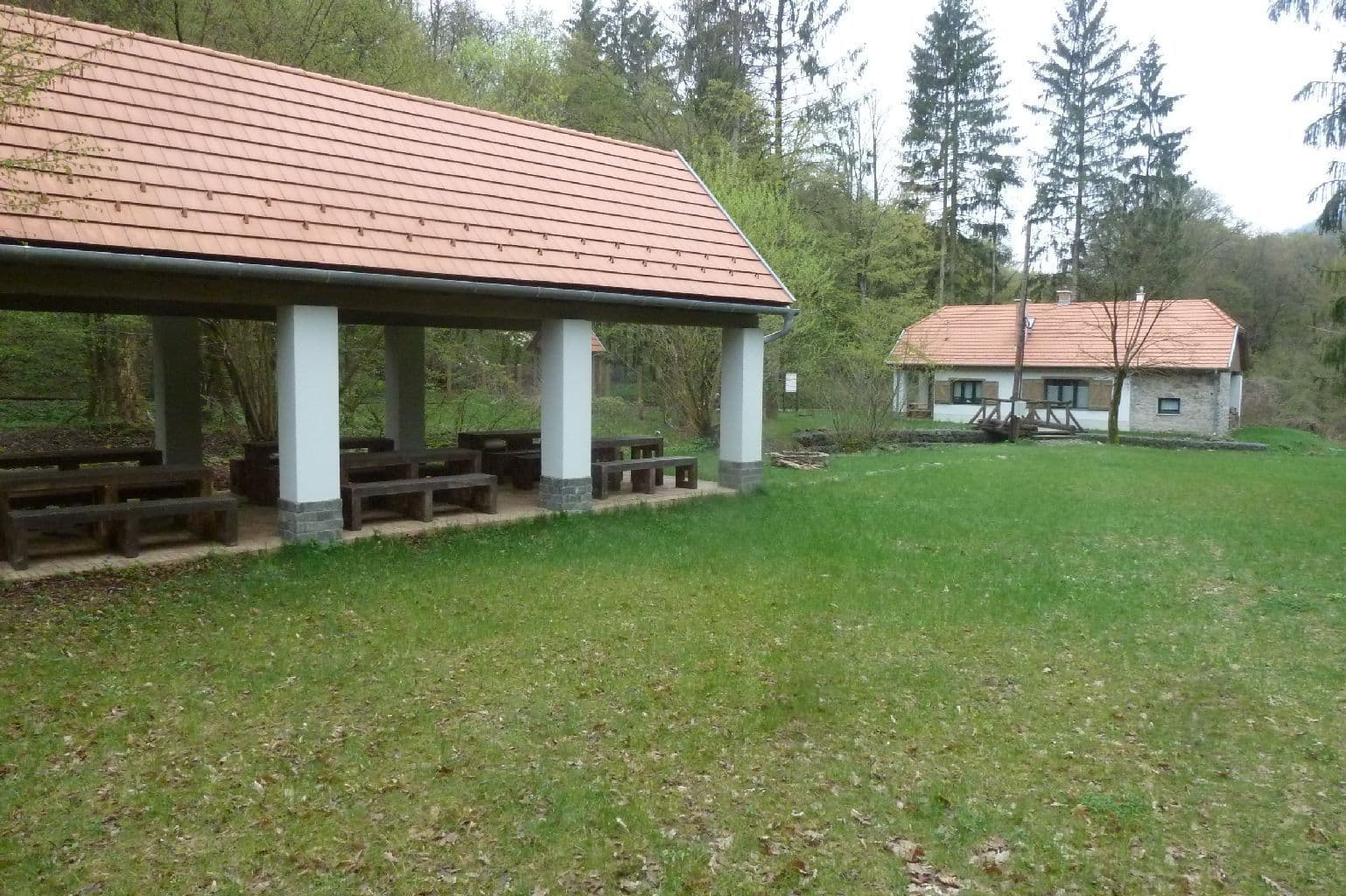 Street view near Kisirtáspusztai hegyi menedékház - Fürdőház, Szob — © izsolt (CC BY-SA · Mapillary)