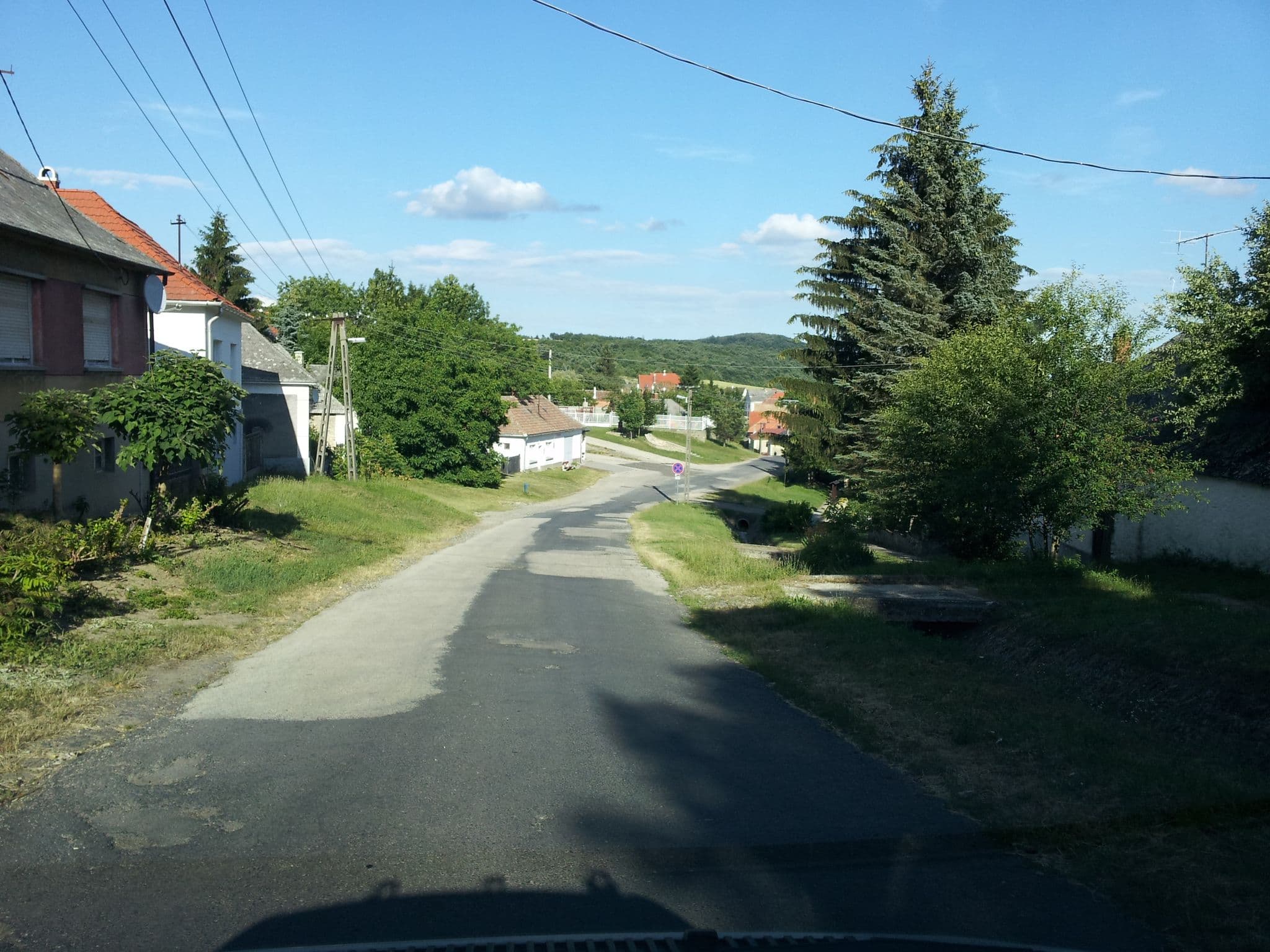 Street view near Deres Apartmanház, Zirc — © kolesajr (CC BY-SA · Mapillary)