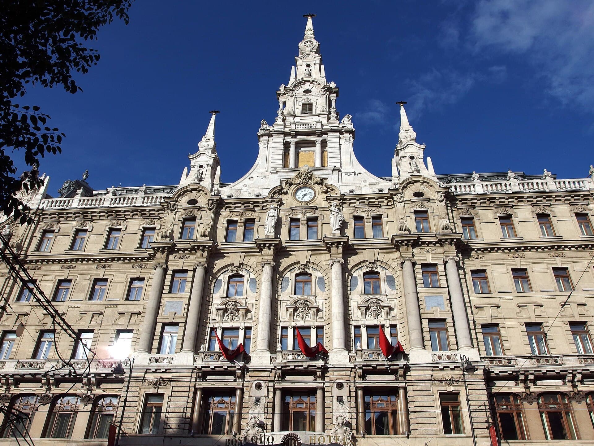 Anantara New York Palace Budapest (via Wikimedia Commons, CC BY-SA 3.0)