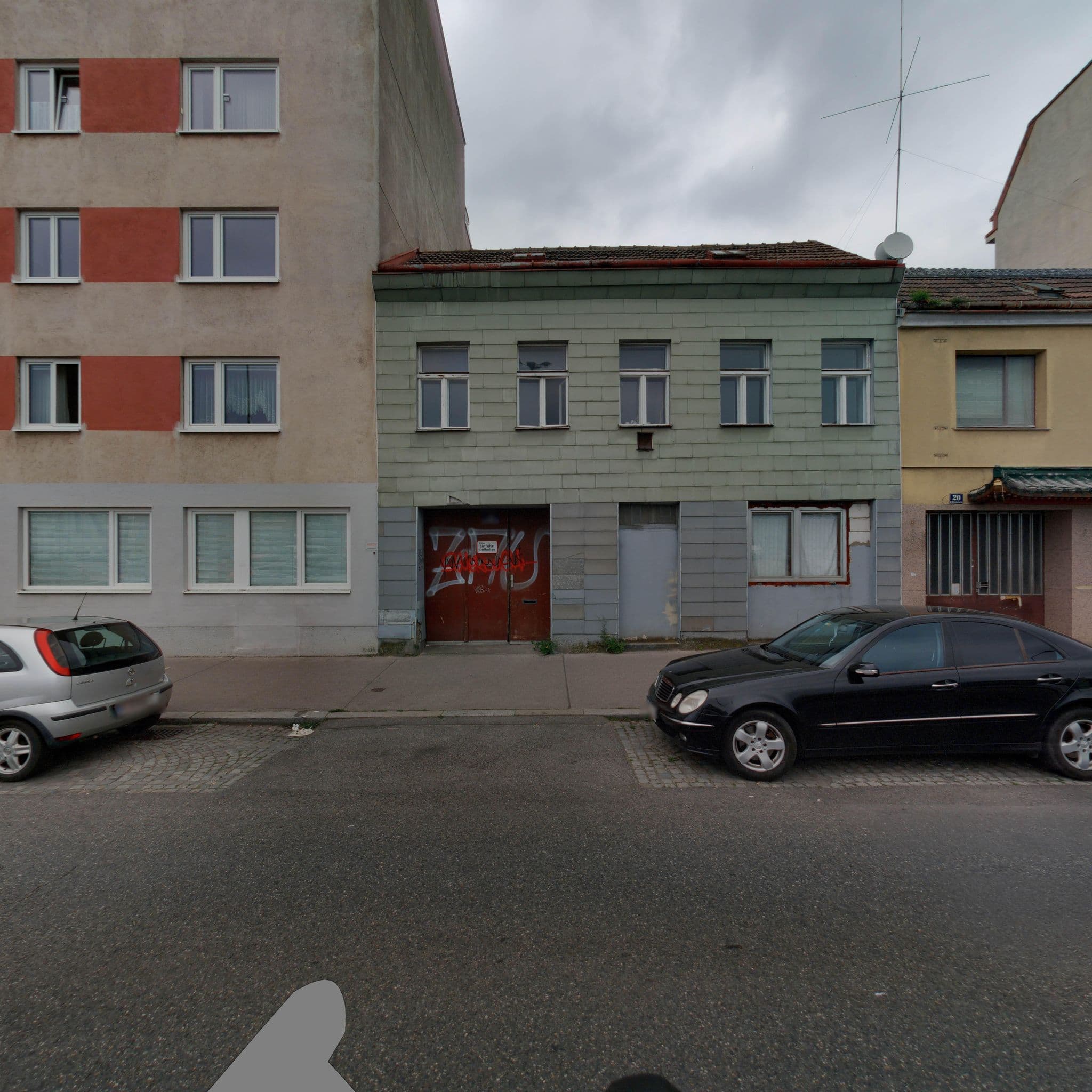 Street view near König's Hotel, Simmering — © eliasgander (CC BY-SA · Mapillary)