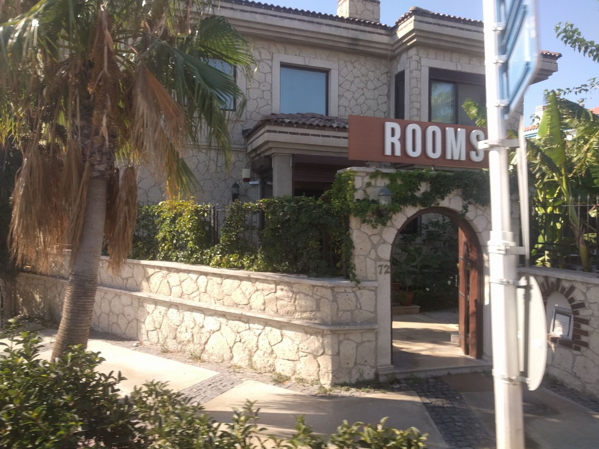 Street view near Alaçatı Han'dan Otel, Alaçatı — © ubenzer (CC BY-SA · Mapillary)