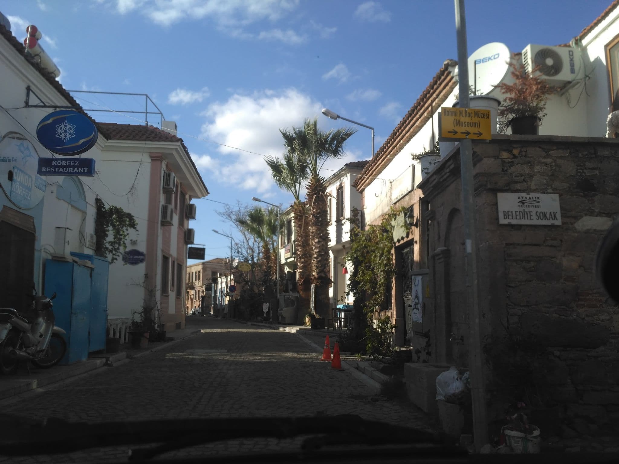 Street view near Altay Butik Otel, Ayvalık — © uzungo (CC BY-SA · Mapillary)