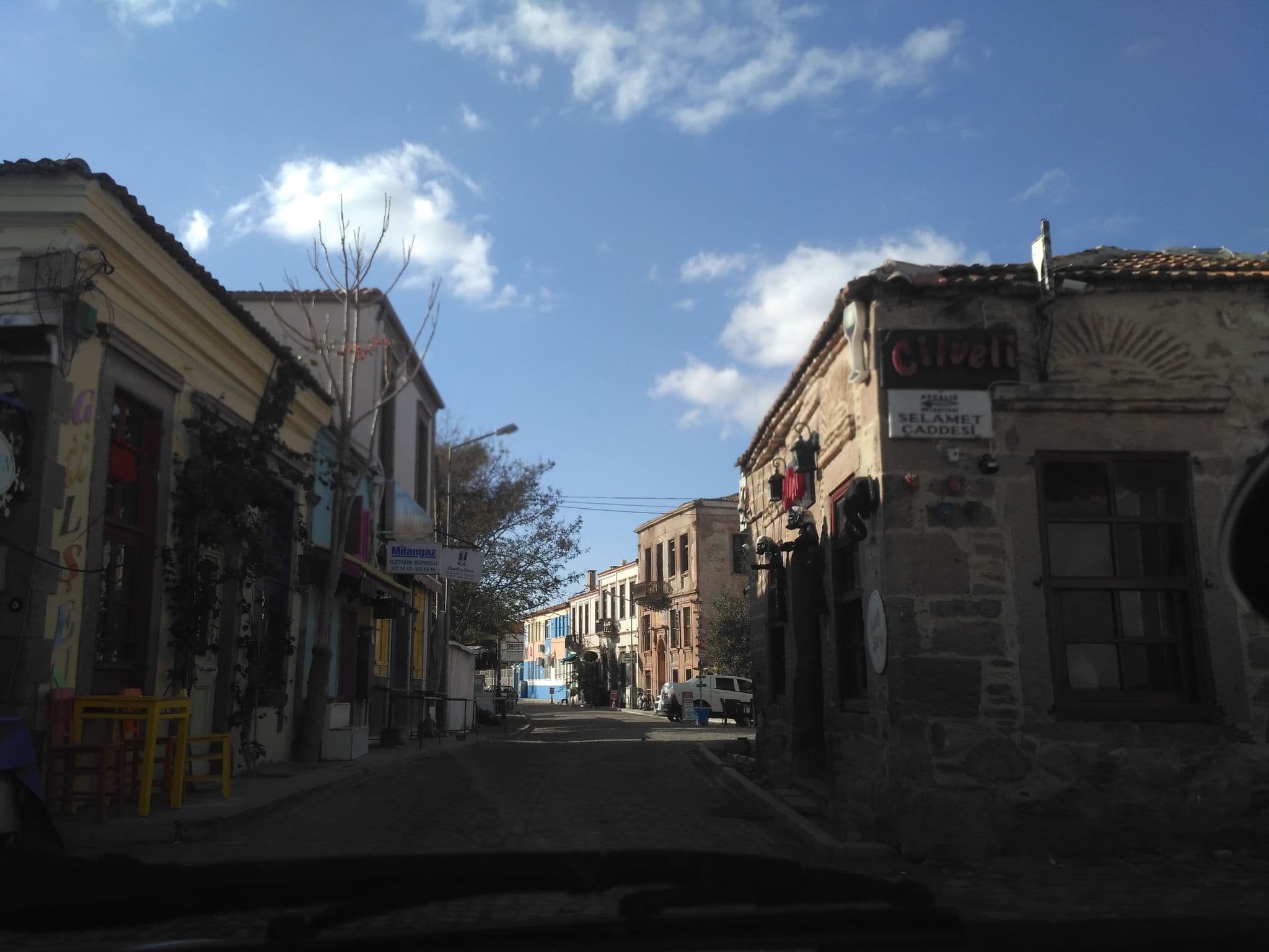 Street view near Amantes Cunda Butik Otel, Ayvalık — © uzungo (CC BY-SA · Mapillary)