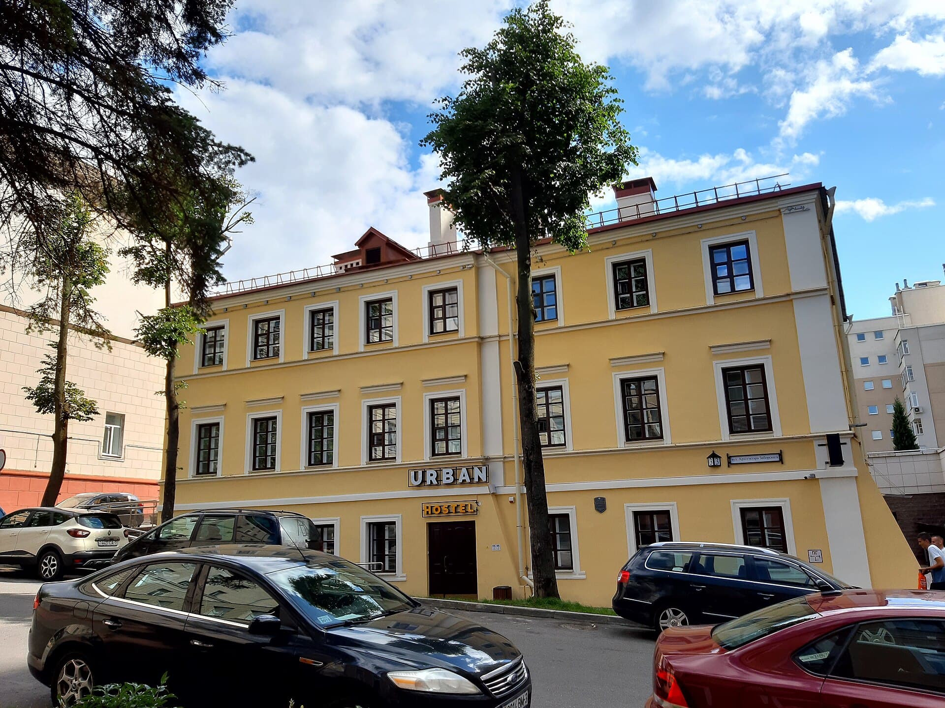 Urban Hostel (via Wikimedia Commons, CC BY-SA 3.0)